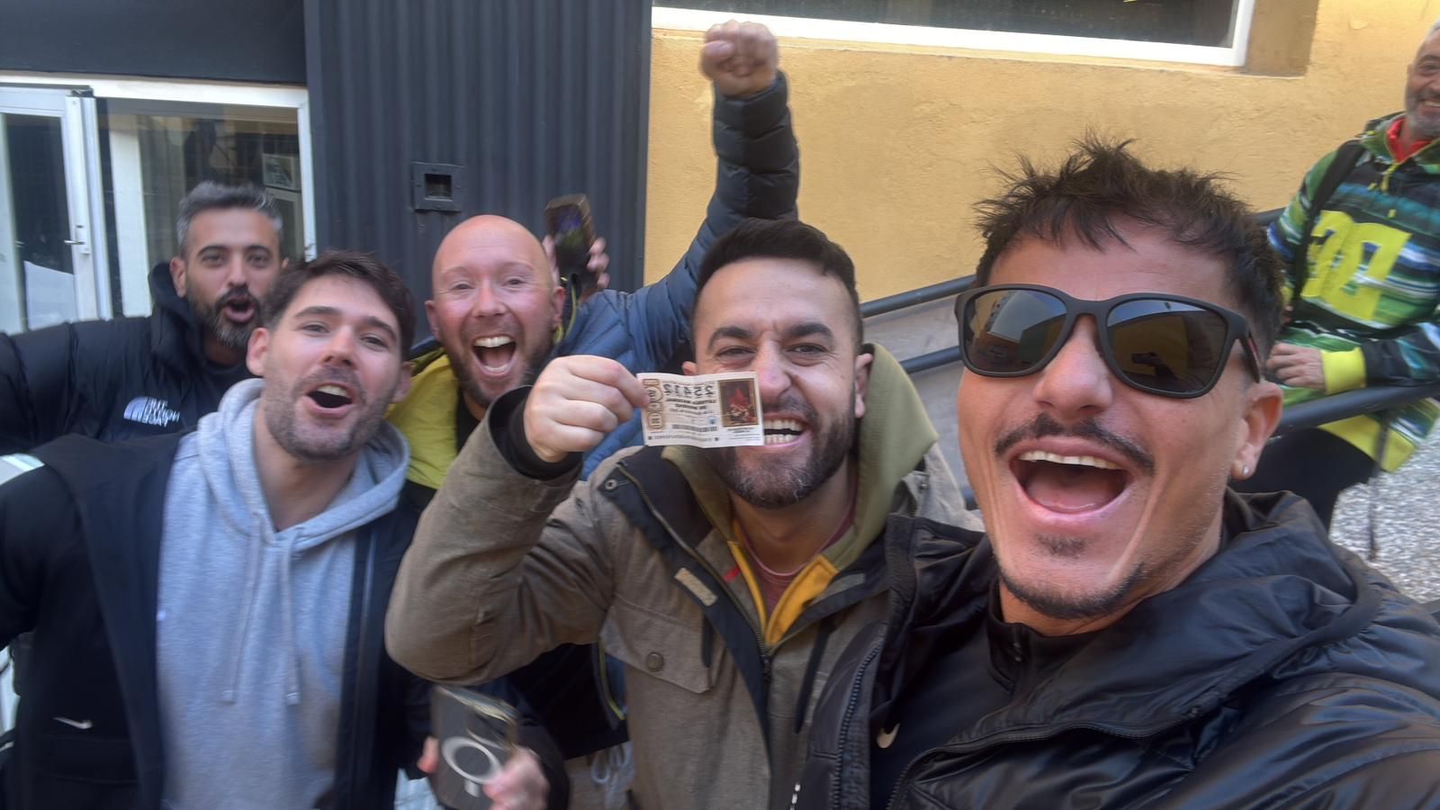 Varios miembros de San Urbano celebran el 5 premio