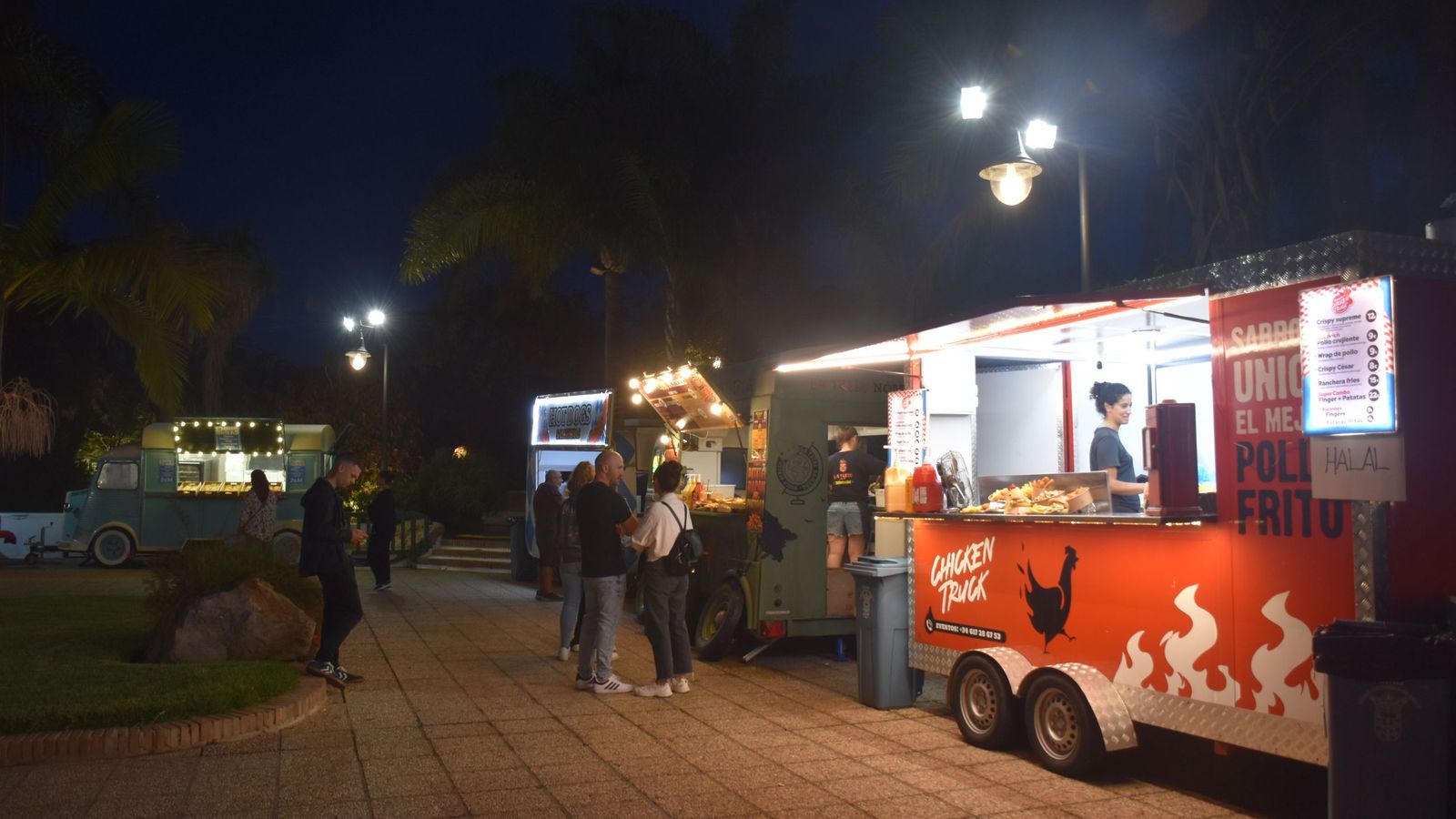 Inauguración del primer 'Food Truck Festival. Sabores del mundo sobre ruedas’ en el Parque Marítimo