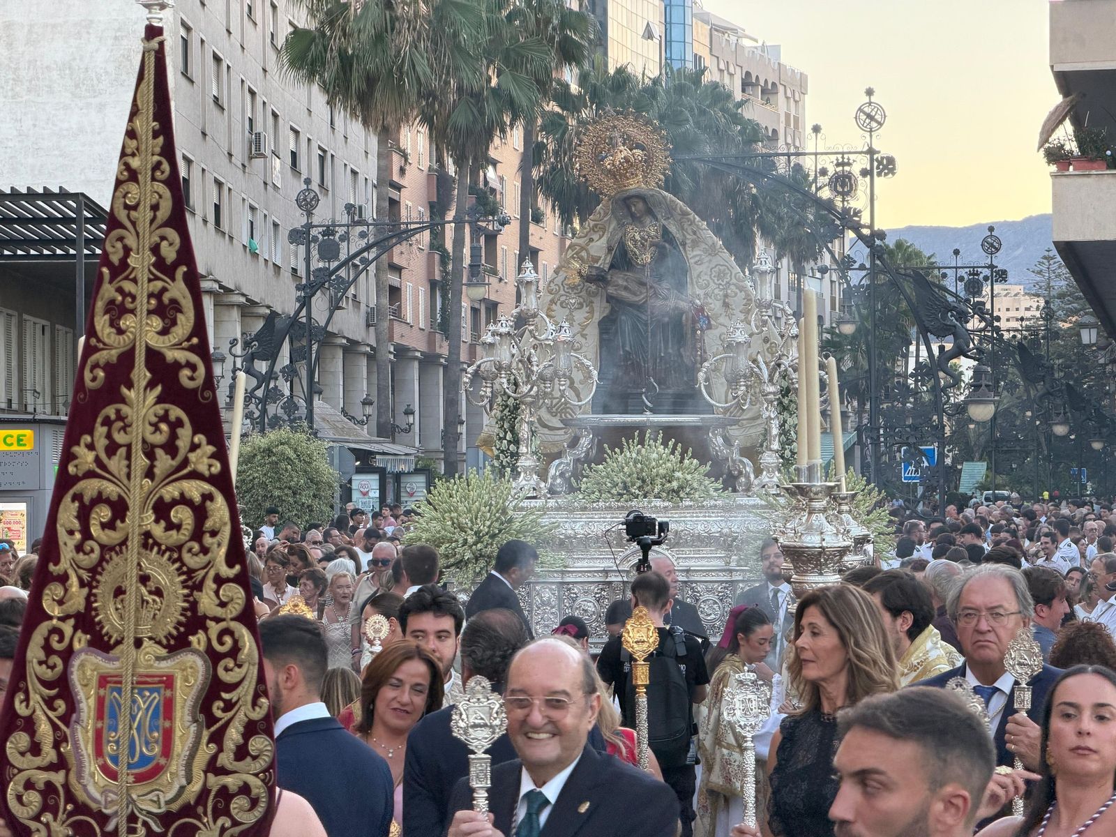 La Virgen de África emociona a Ceuta en una procesión para la historia