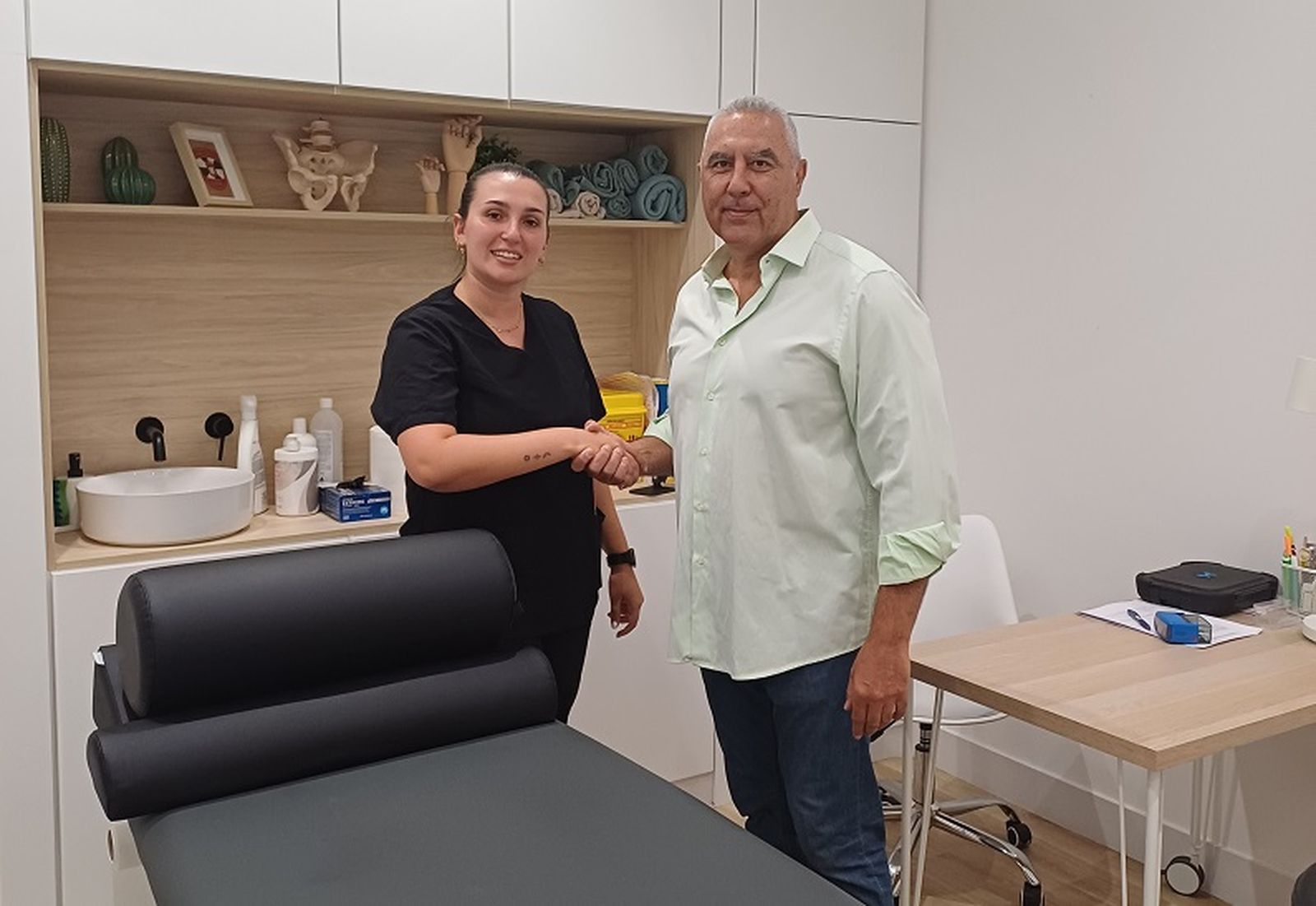 La fisioterapeuta Marina Moreno junto al presidente de la AECC, Jesús María Ferreiro. / FOTO CEDIDA