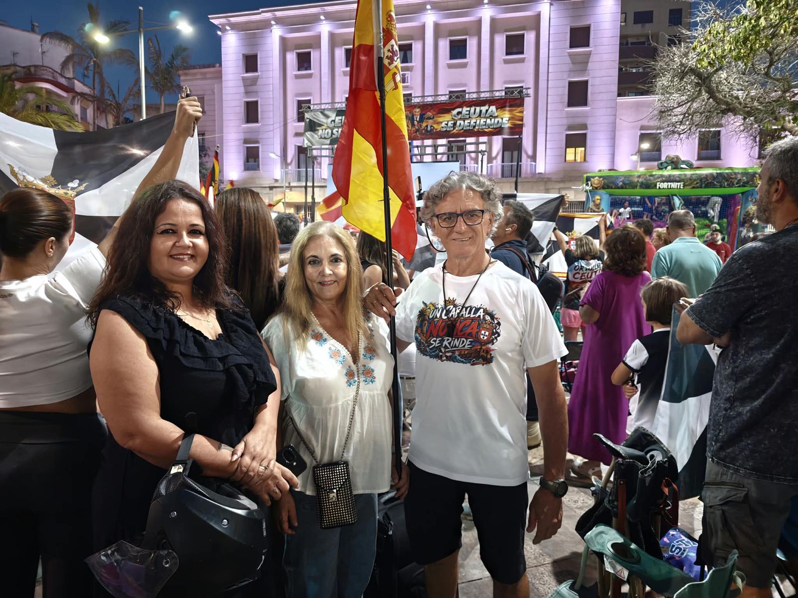 La Plaza de los Reyes se convierte en un gran salón para arropar a Vivas