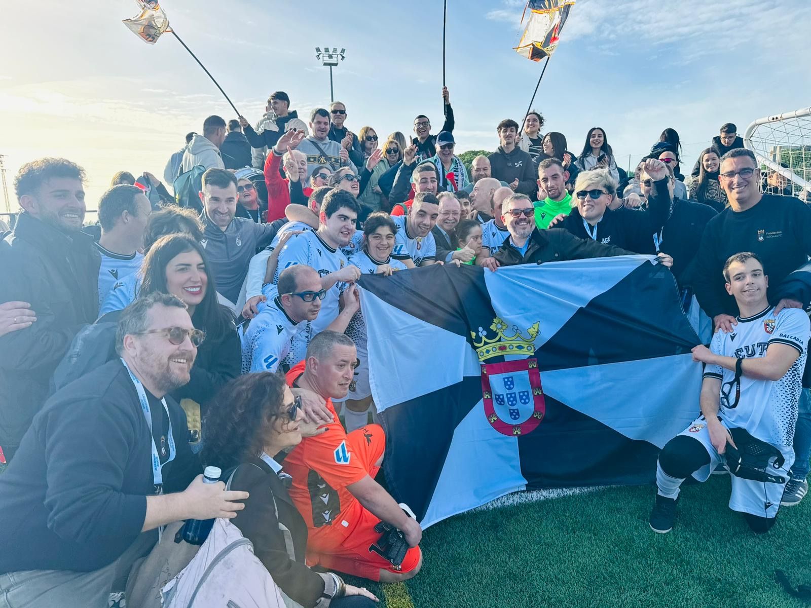 Foto de familia de la AD Ceuta FC Genuine