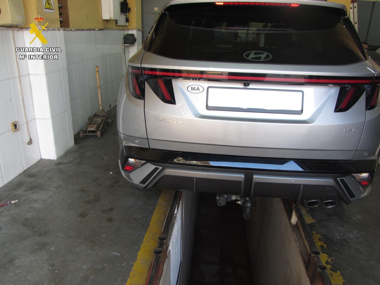 Interceptados casi 27 kilos de hachís ocultos en un doble fondo de un vehículo en Ceuta