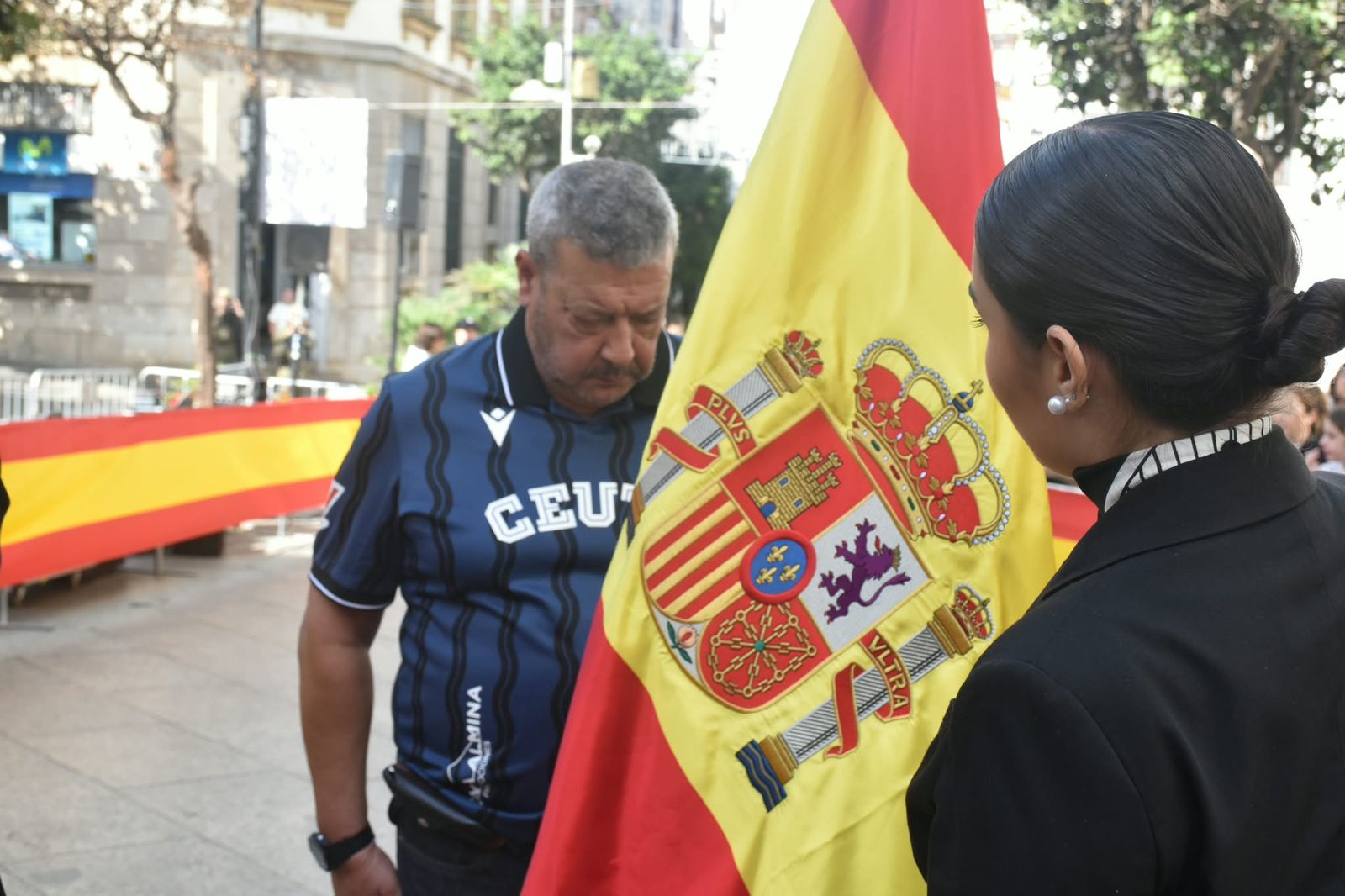 Multitud de ceutíes juran bandera de manera simbólica para mostrar su pertenencia a España
