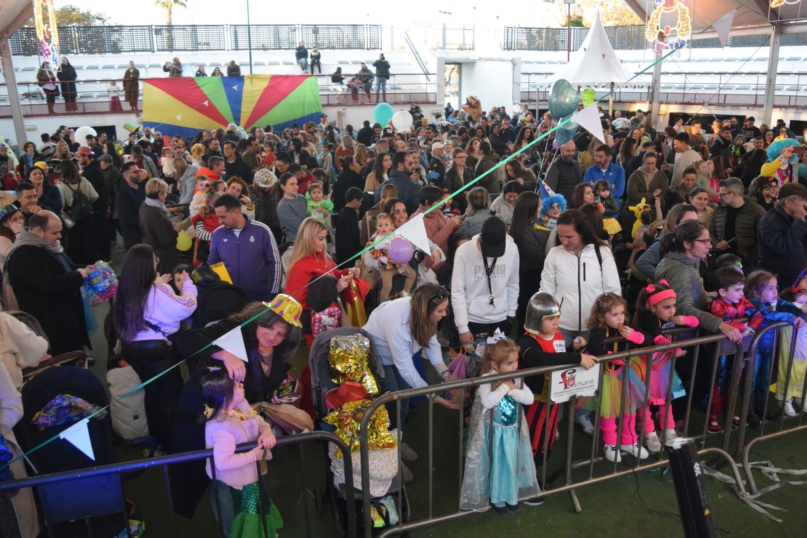 El concurso de carnaval infantil disfraza el Auditorio de la Marina con motivos de circo