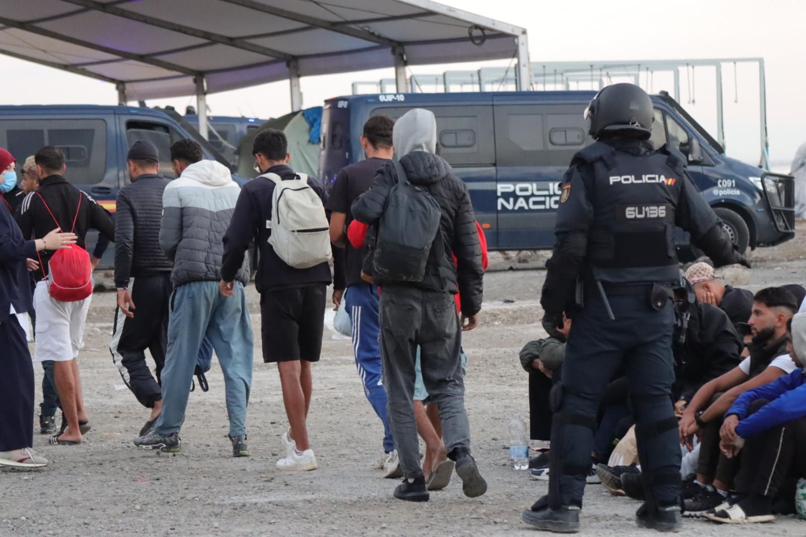 La Policía Nacional inicia el desalojo del Guano, último gran asentamiento ilegal de inmigrantes de Ceuta