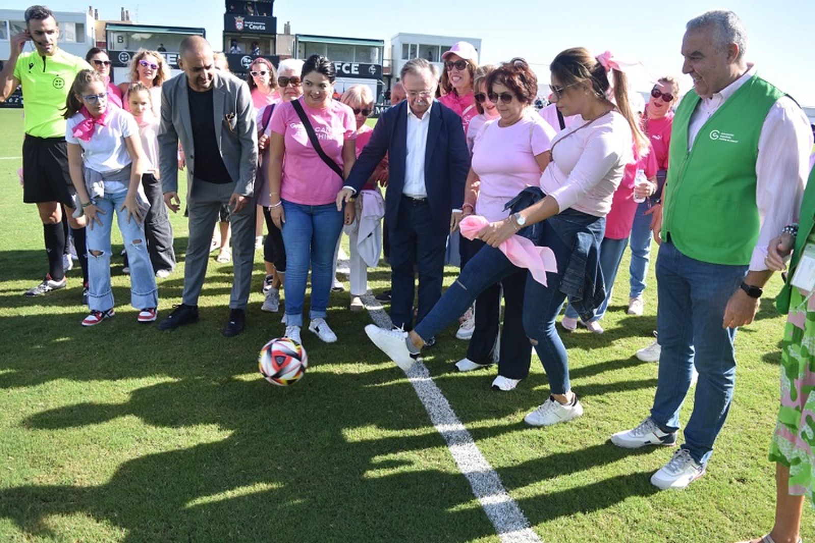 Nabila Benzina efectuó el saque de honor / FOTO NICOL´S Nabila Benzina efectuó el saque de honor / FOTO NICOL´S