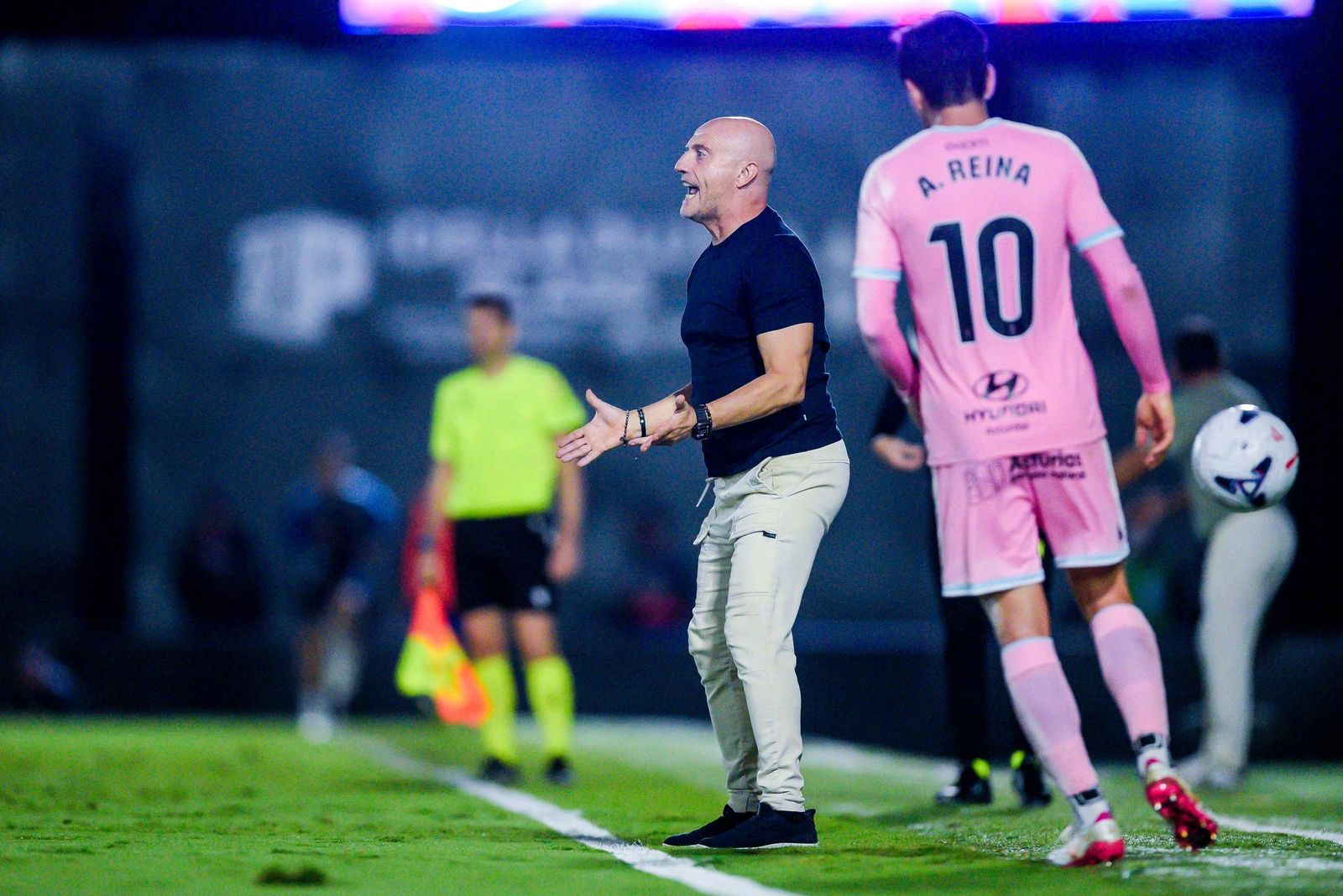 Calero dirigiendo a los suyos frente al Eldense
