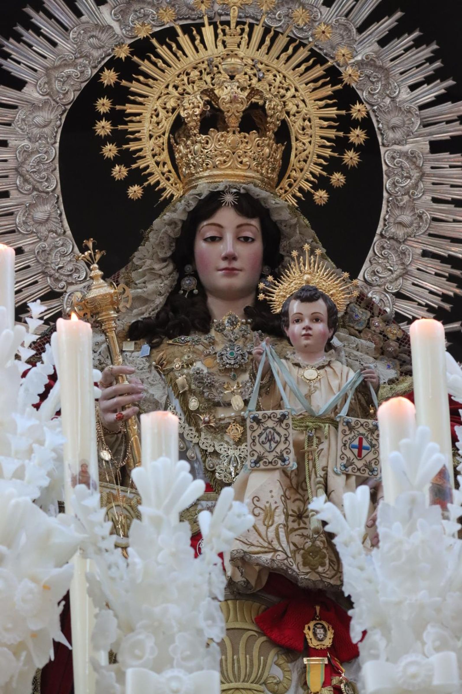 Los Remedios sale a las calles de Ceuta para abrazar y proteger a su pueblo