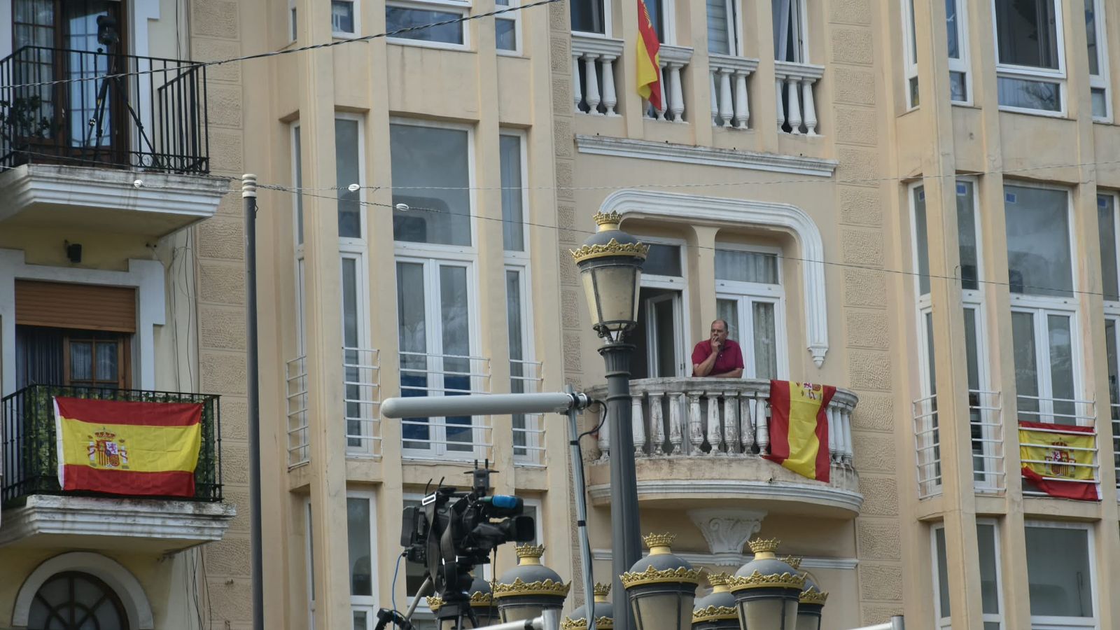 Cientos de ceutíes esperan a los Reyes a las puertas del Palacio Autonómico