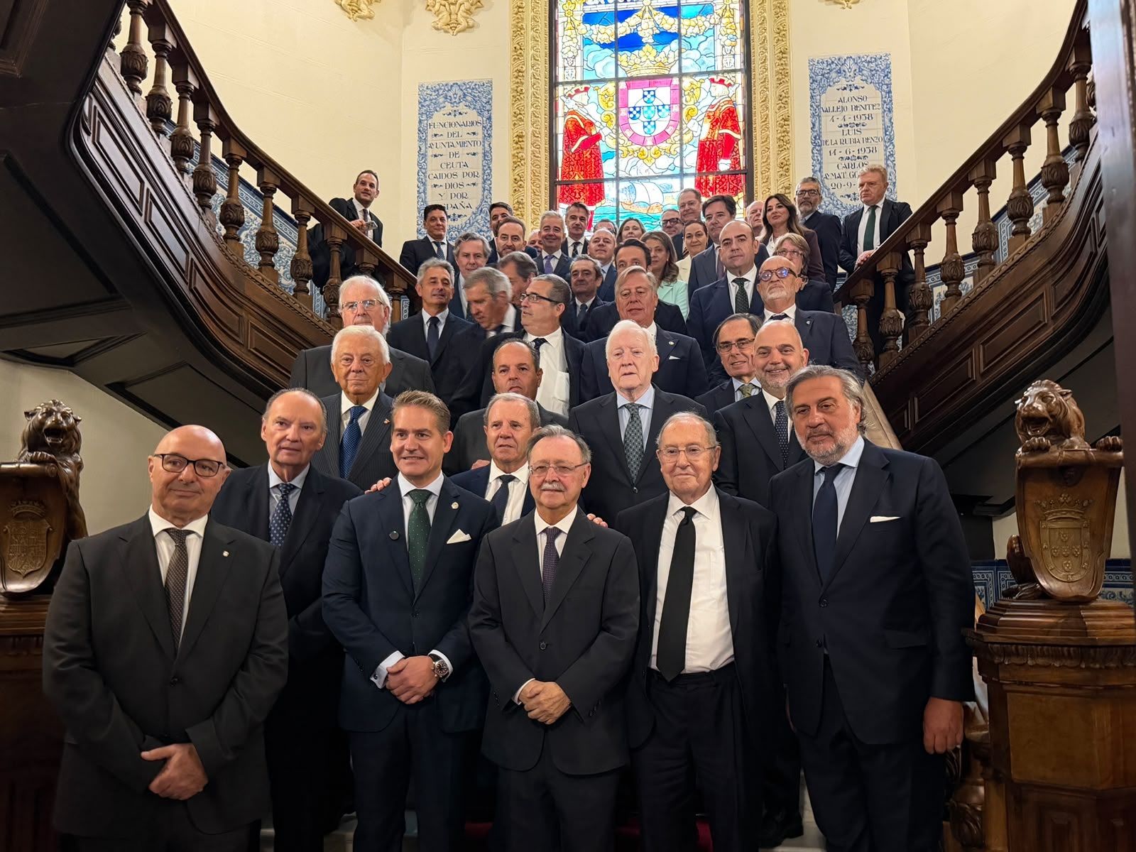 Fotografía de familia del presidente Vivas con los representantes de las cámaras españolas