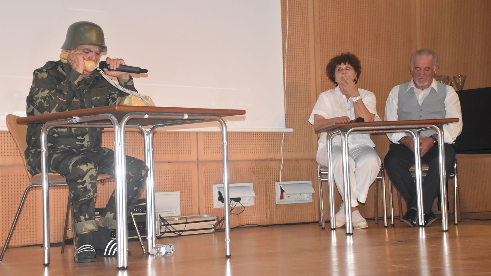 Gila en el acto 'Por un pacifismo activo' organizado por el Club de Lectura de la Biblioteca Adolfo Suárez