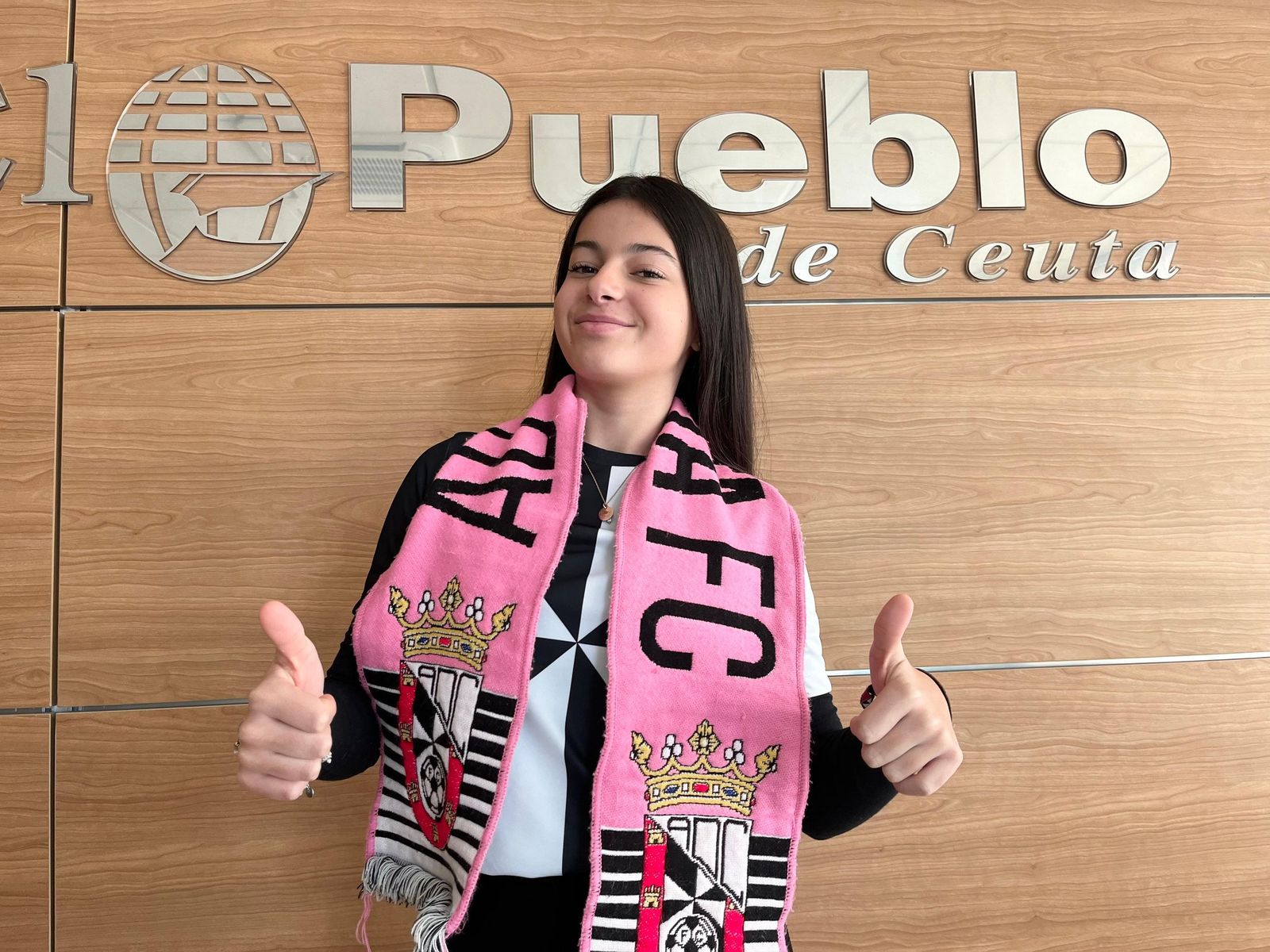 Con solo 13 años, Martina Toledo Juliá encarna la pasión heredada por la AD Ceuta, una historia que une grada, familia y memoria blanquinegra