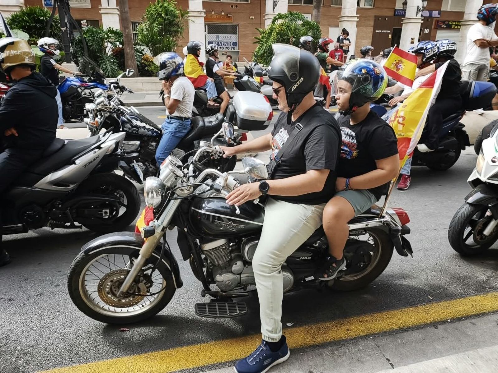 Cientos de motoristas se manifiestan por las calles de Ceuta
