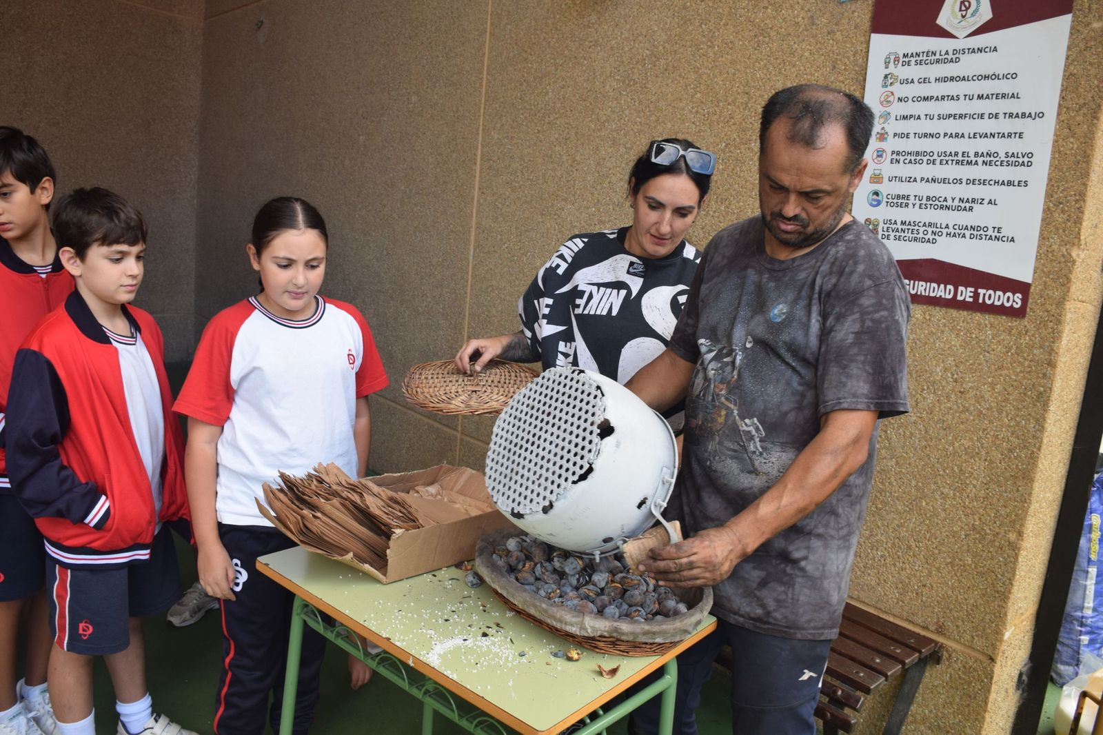 FOTOGALERÍA | El Castañero visita el Colegio San Daniel para 'encender' la tradición de La Mochila