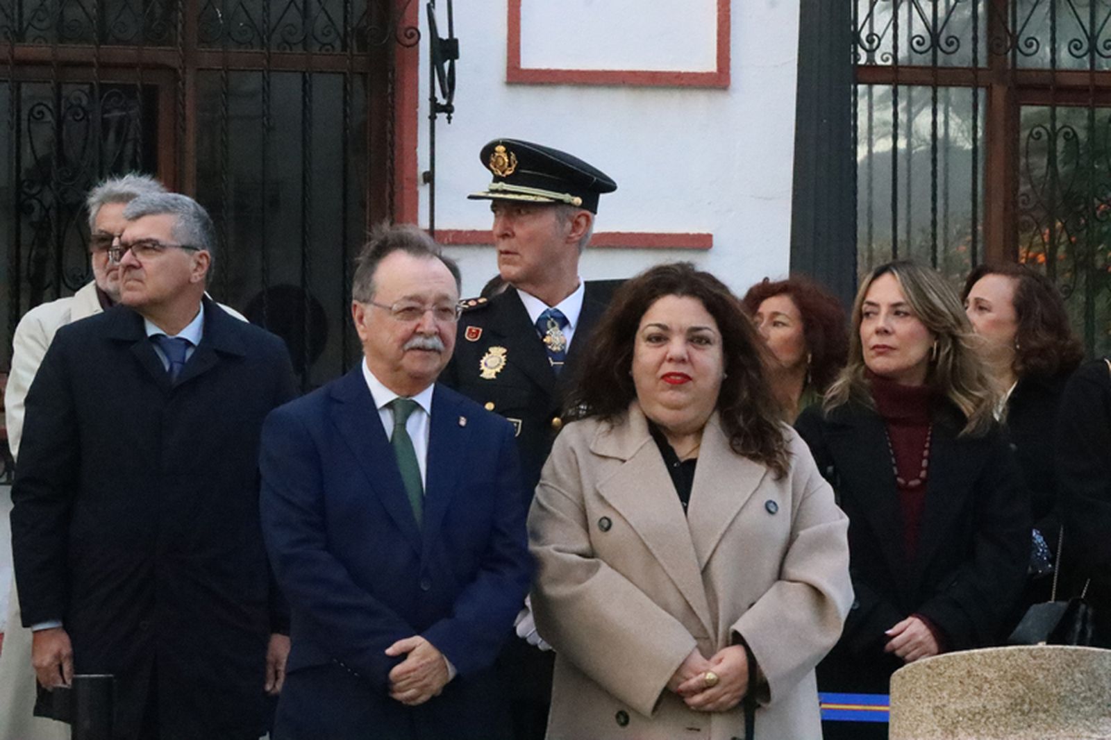 El presidente Vivas junto a la delegada del Gobierno durante la parada militar. / FOTO REDUAN