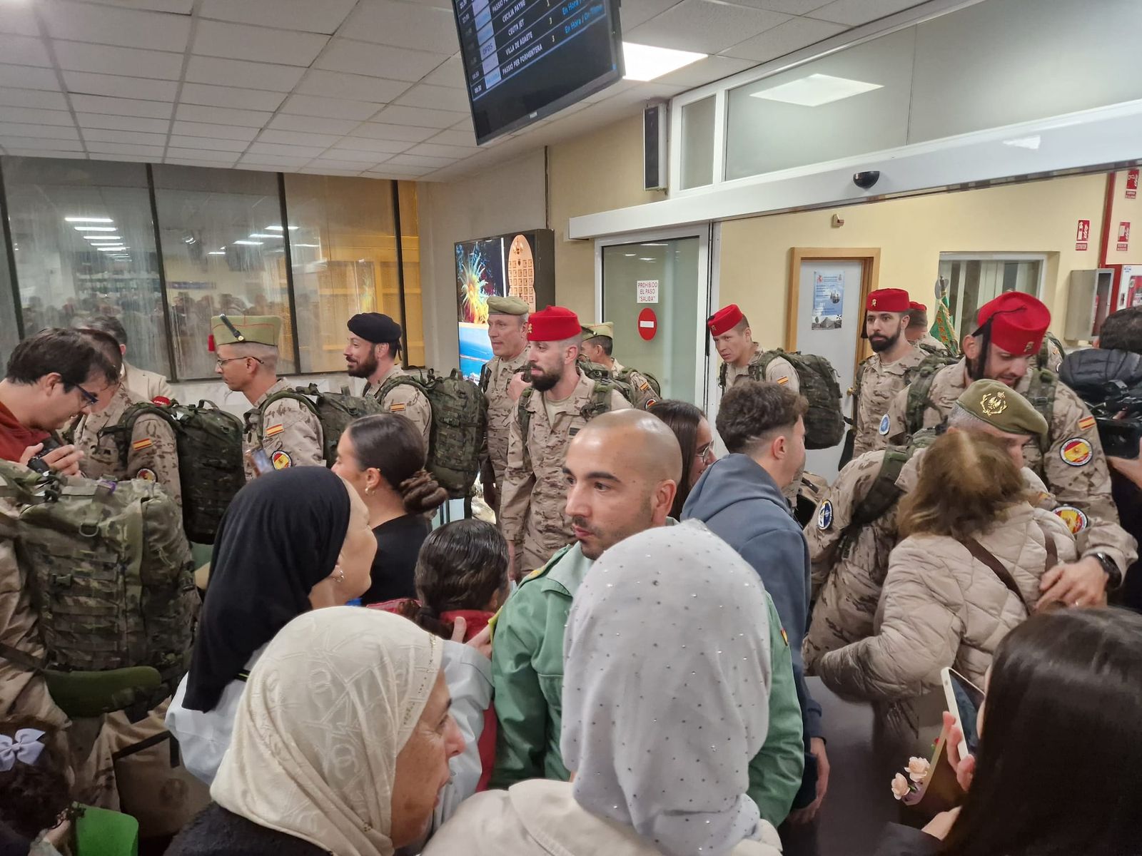 FOTOGALERÍA | De Irak a los brazos de su gente: fotogalería del regreso de la COMGECEU