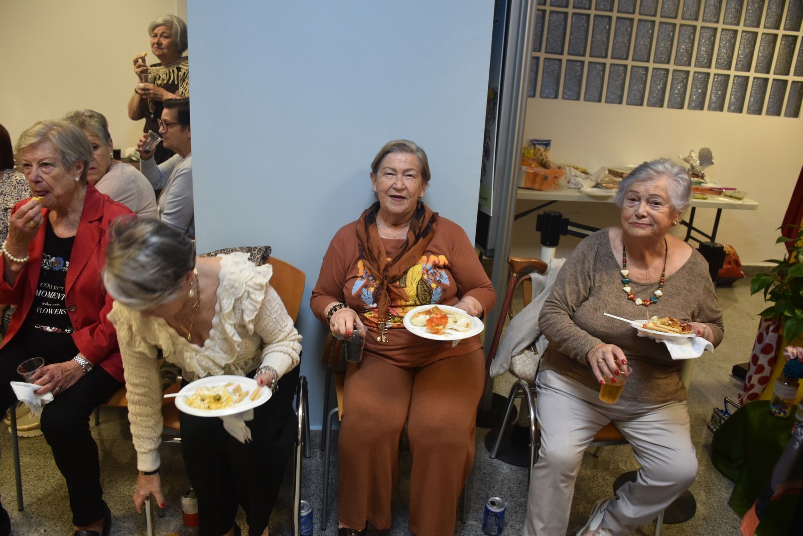 Las mujeres del Centro del Mayor celebran sus Cruces de Mayo