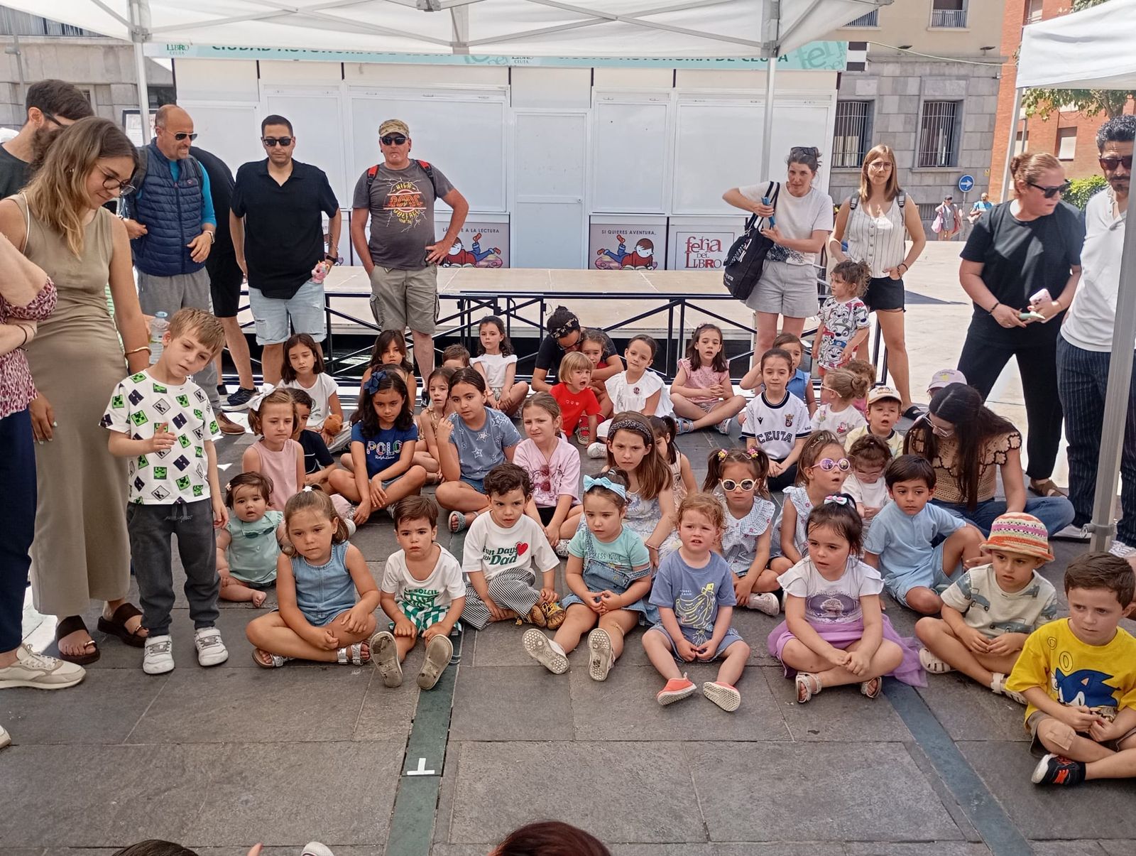 Un grupo de niños, atento a la actuación de 'Los cantajuegos de Ana'