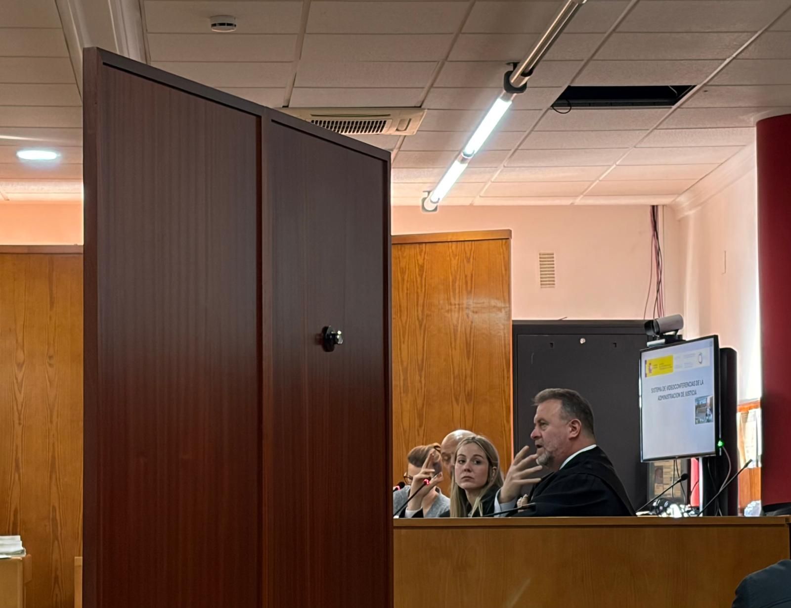 Las acusaciones tras el biombo que separó al procesado de sus denunciantes.