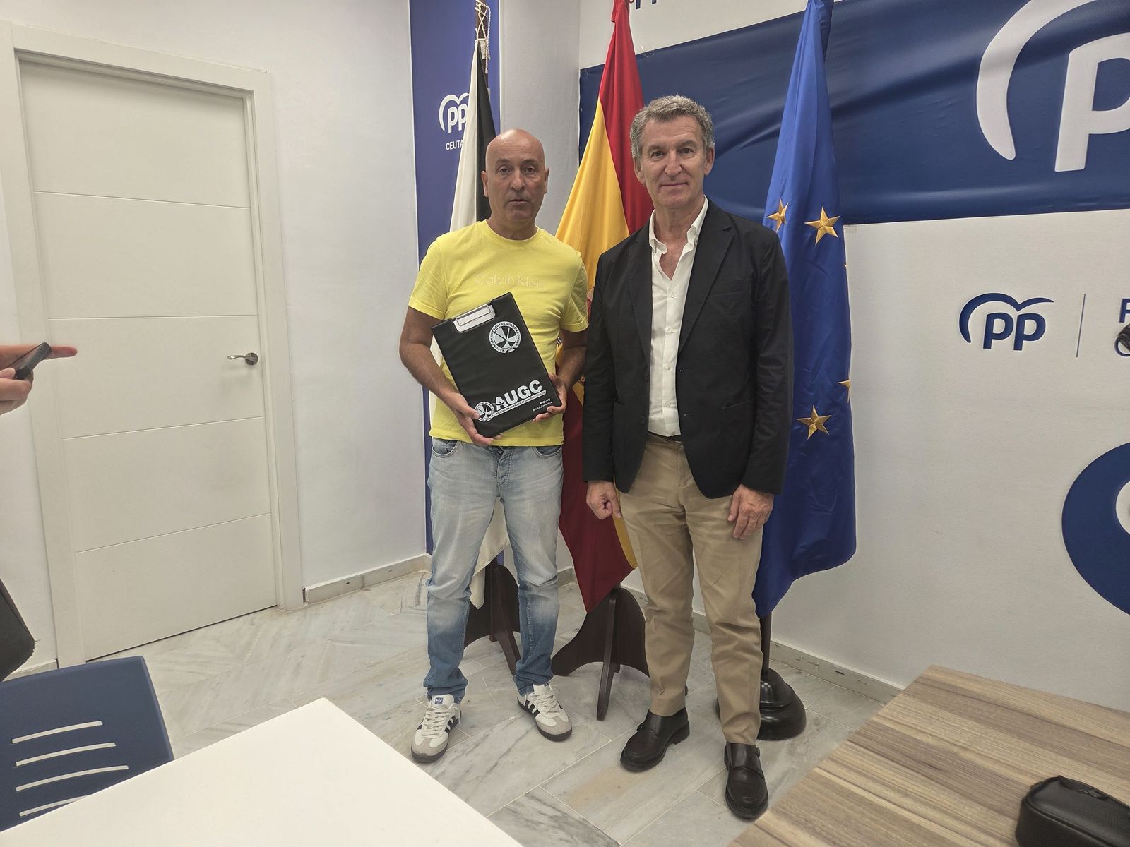 El presidente de AUGC-Ceuta, Rachid Sbihi, junto a Feijóo