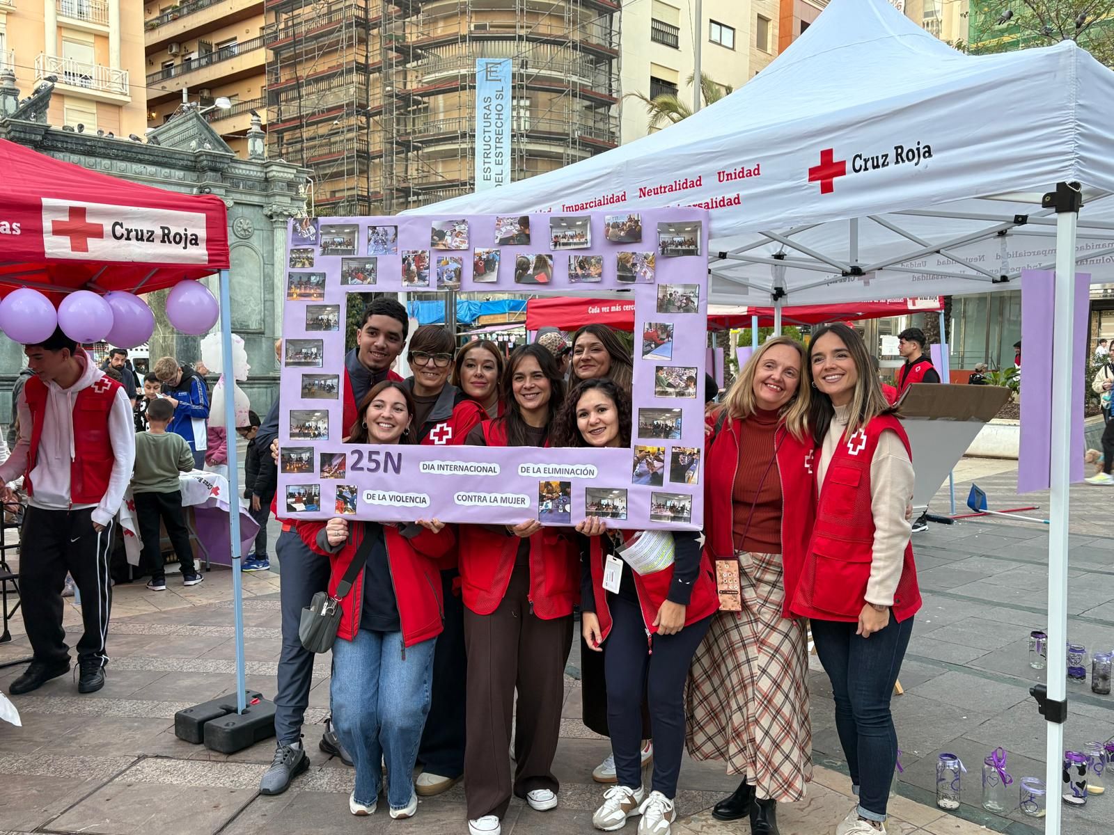 Miembros de Cruz Roja este miércoles en la Plaza de los Reyes