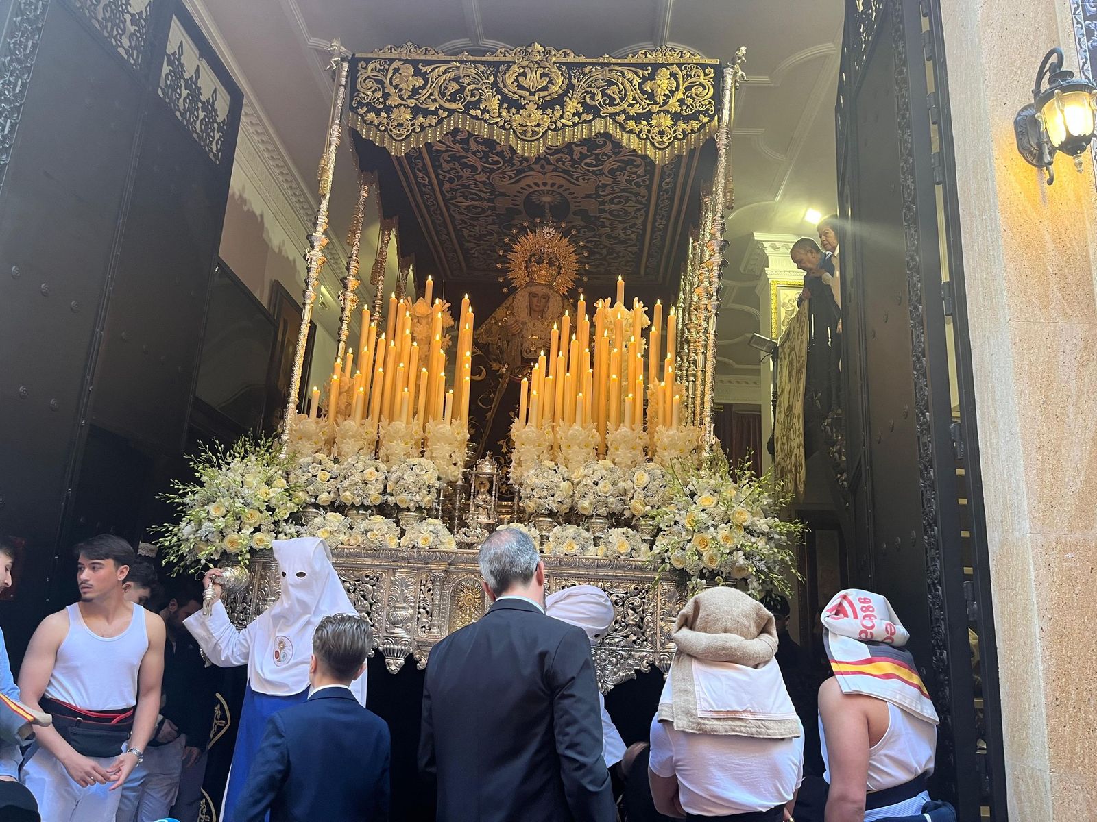 Cuarenta y cinco hombres bajo las trabajaderas y uno "ayudando desde el cielo"