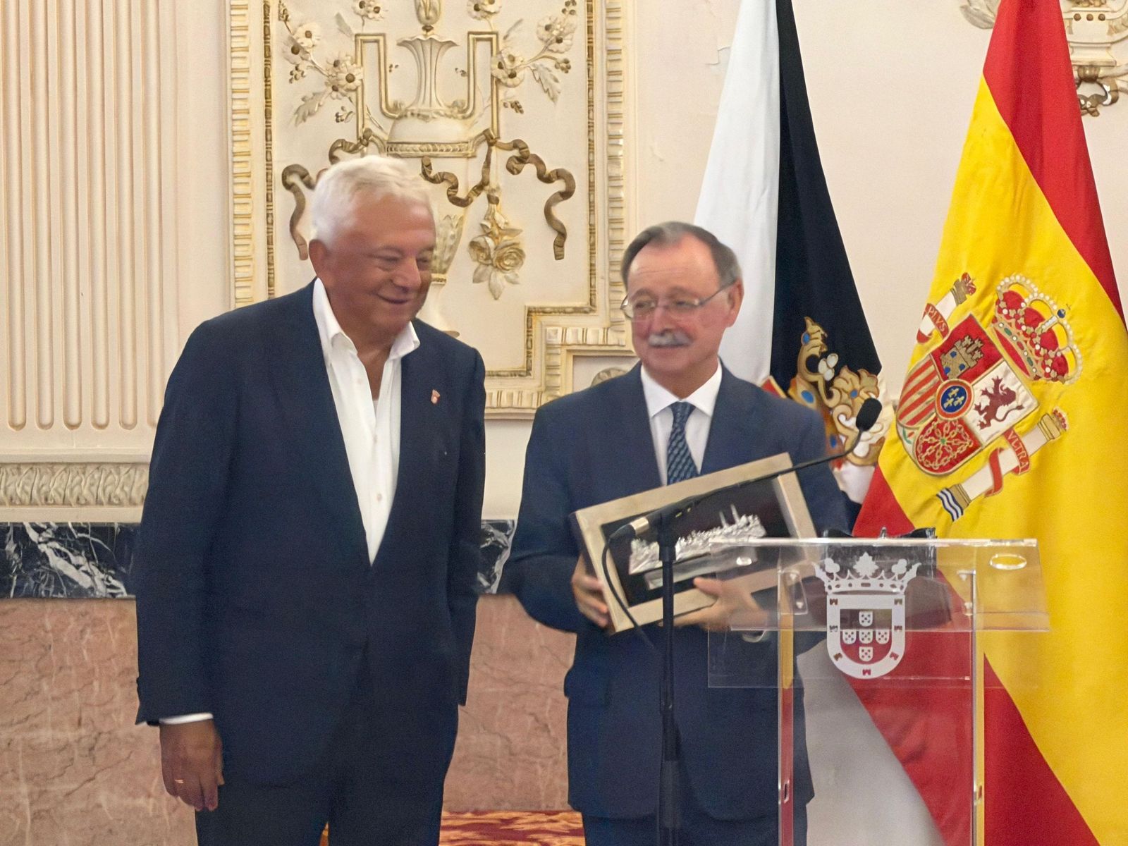 Francisco de Paula Herrero junto al presidente Vivas