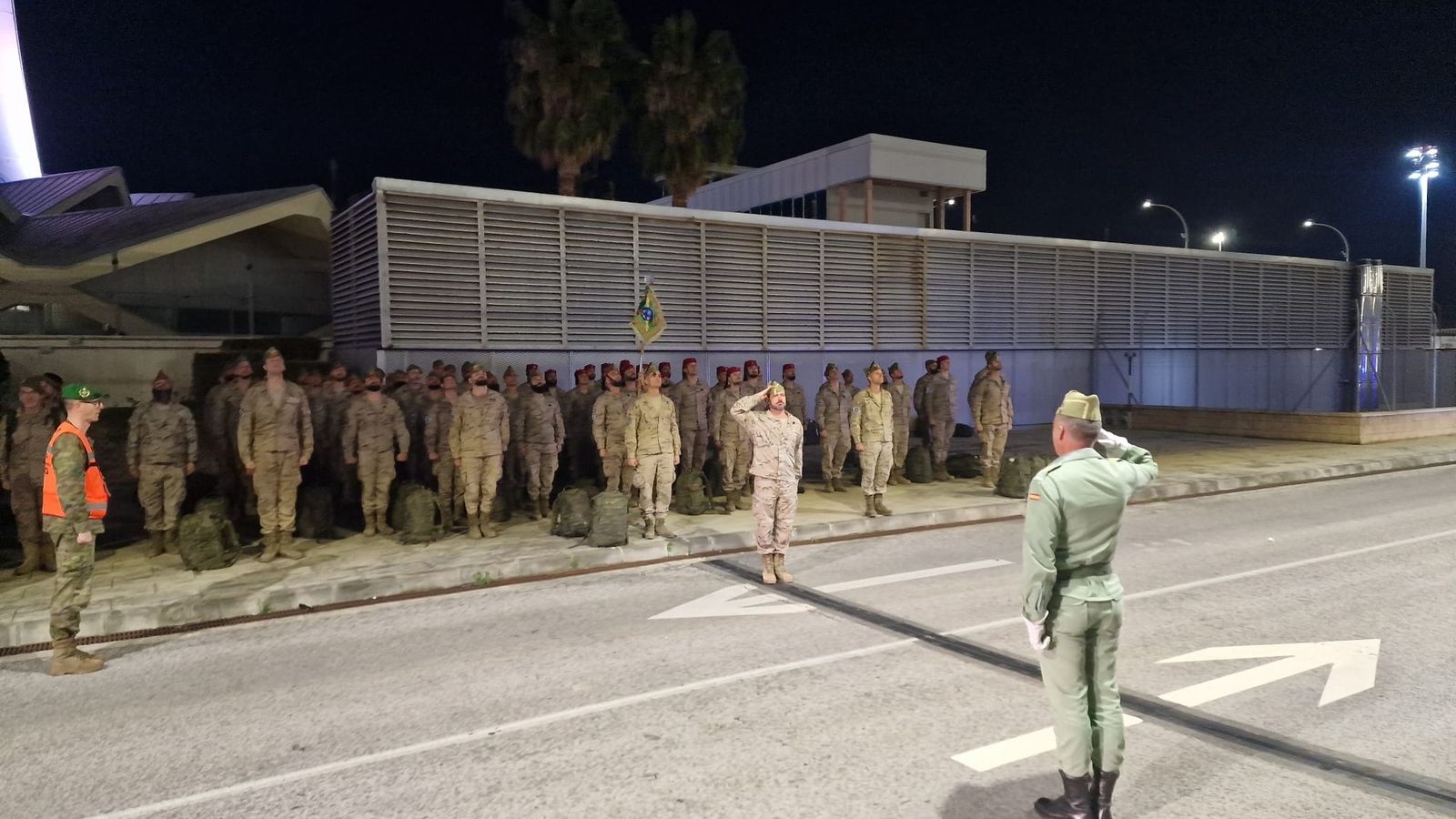 El jefe del contingente teniente coronel Javier Veiga da novedades a la autoridad que lo recibe el coronel jefe del Tercio Duque de Alba