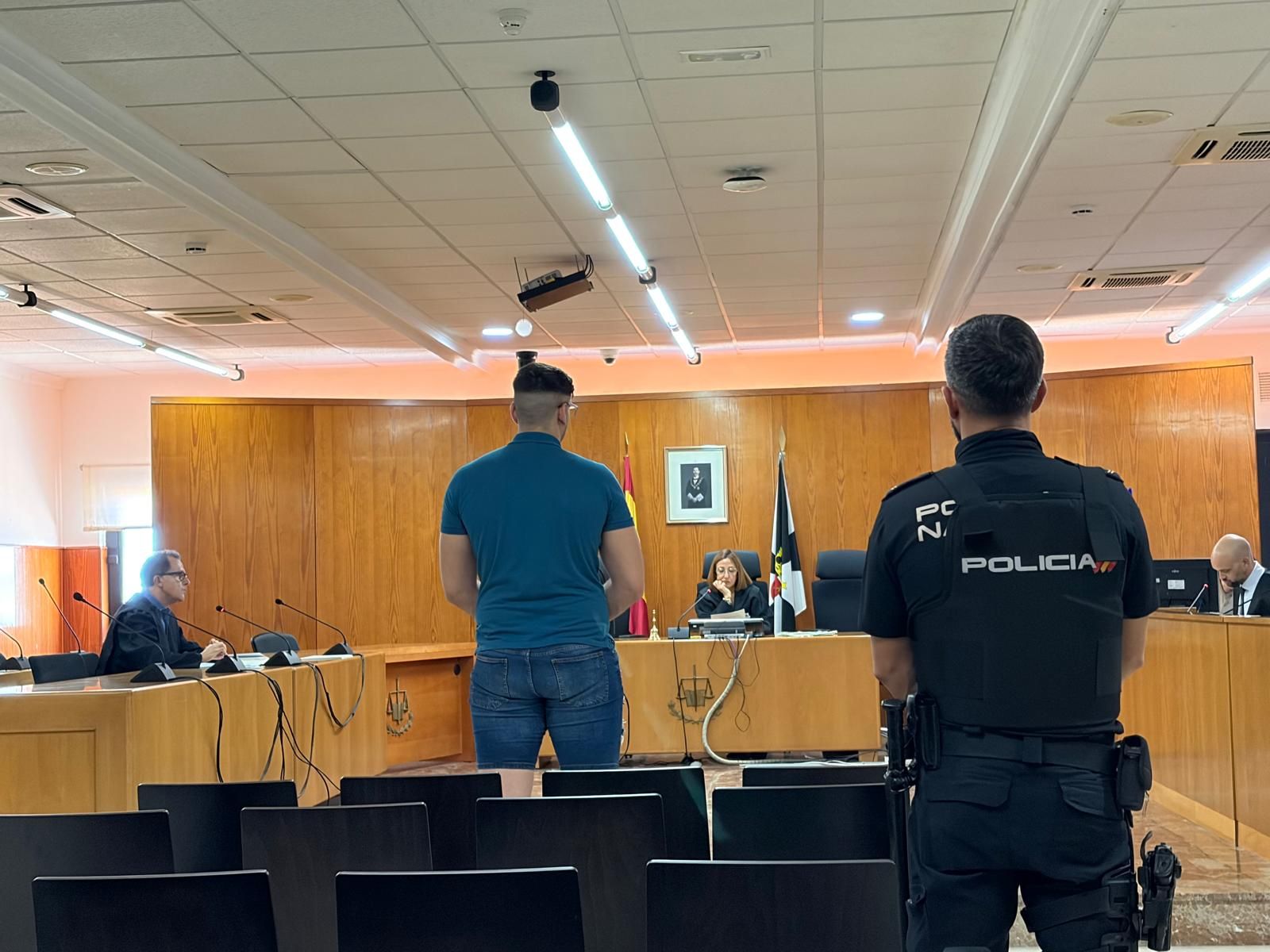 El acusado mientras reconoce los hechos ante el tribunal.
