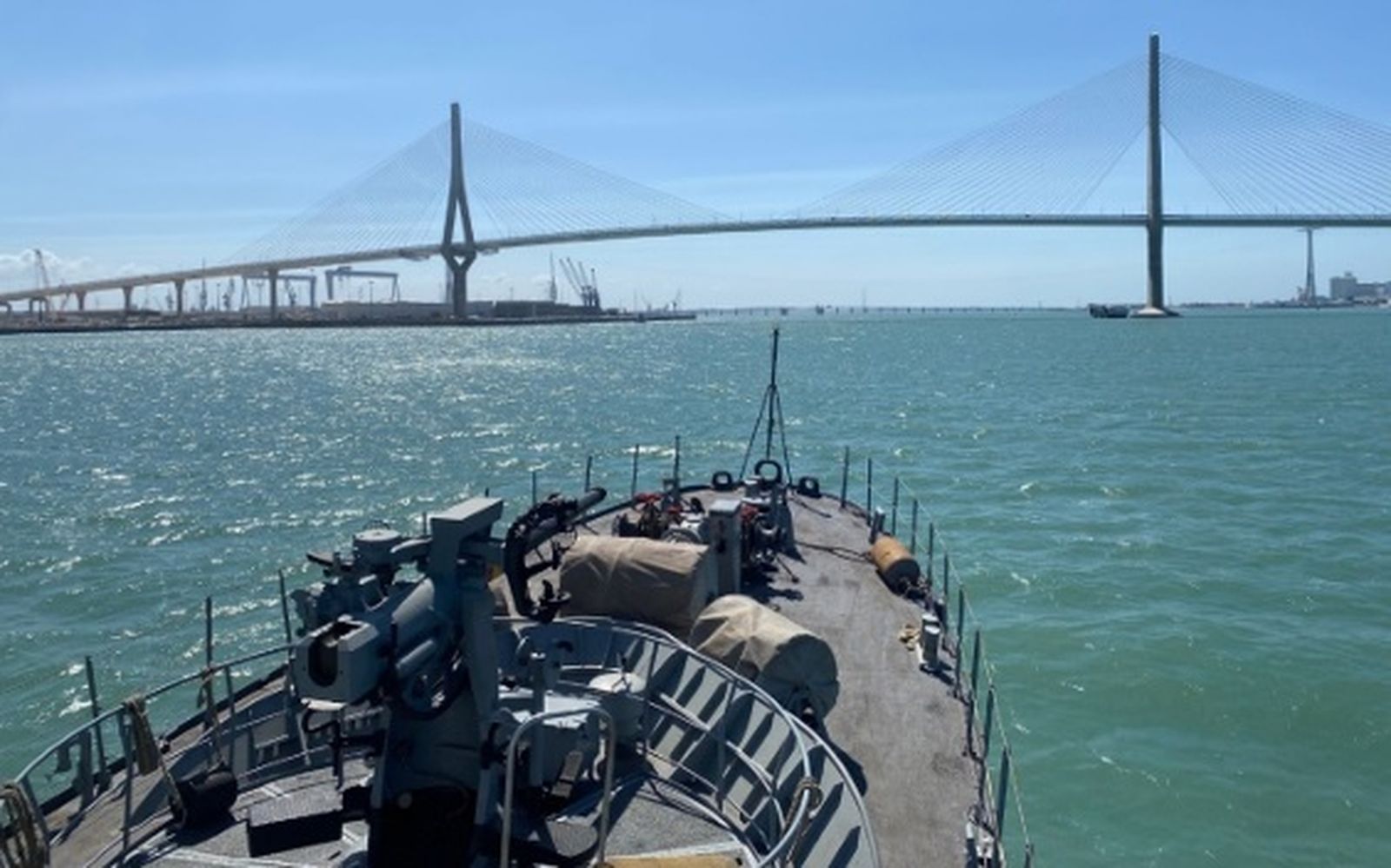 Patrullero “Medas” navegando en la entrada de Cádiz