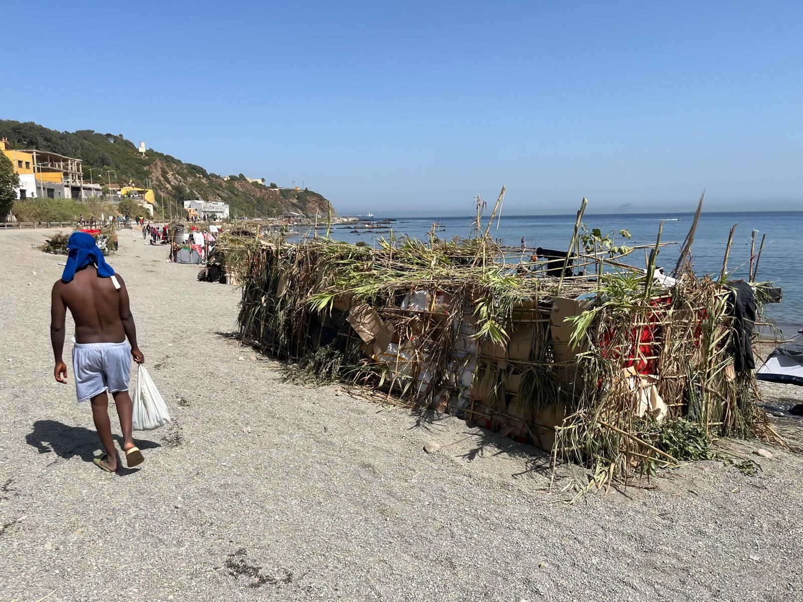 La Playa del Trampolín se llena de chozas como refugio de los migrantes