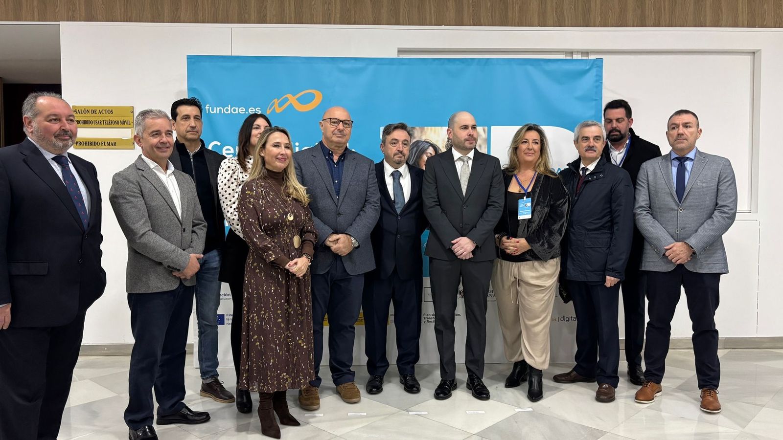 Foto de familia de organizadores e invitados, antes del inicio de la jornada