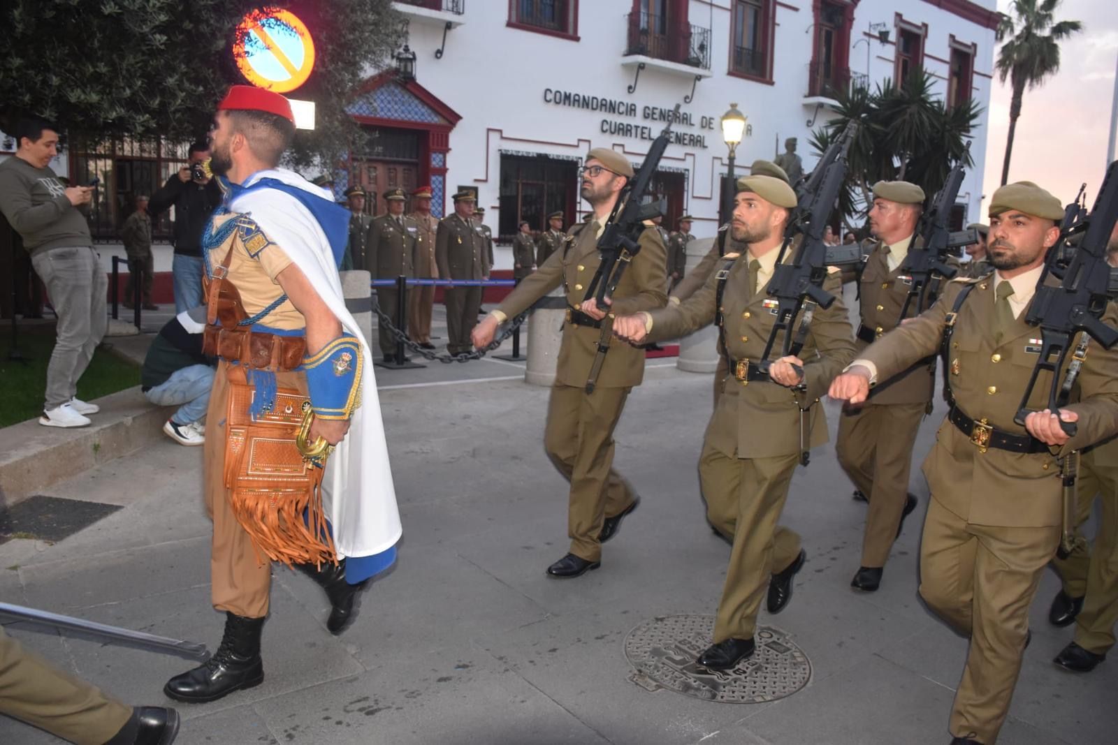 El Ramix 30 protagoniza un solemne arriado de bandera en ‘Foso Almina’