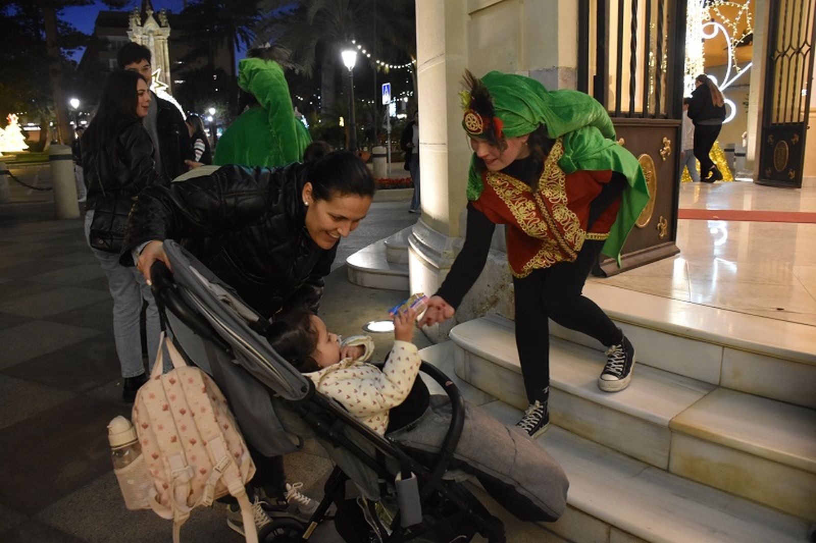 Algunos pequeños optaron por recoger sus `chuces´ fuera del Palacio / FOTO G.S.