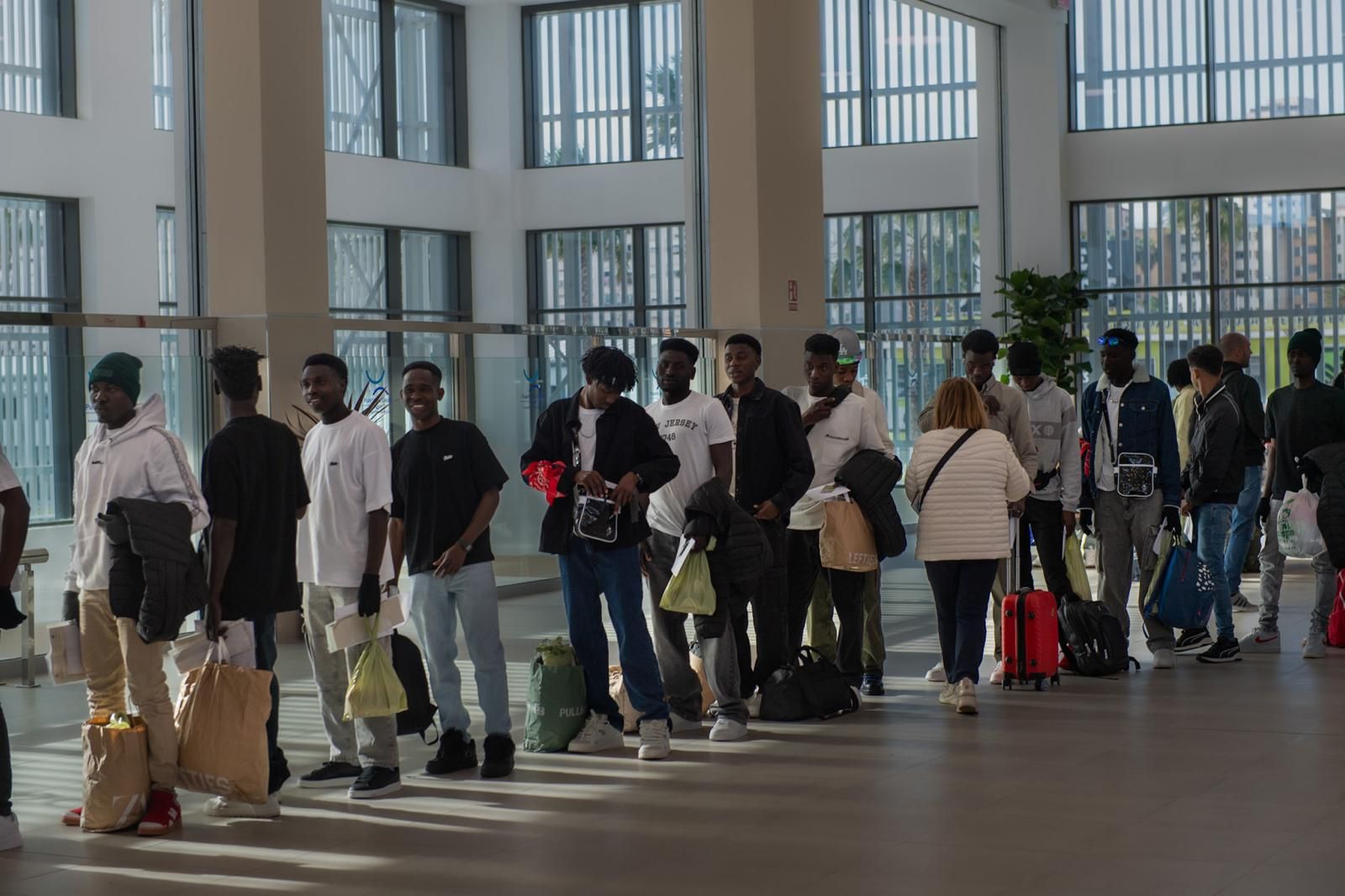 Migrantes del CETI durante su traslado previsto para este miércoles