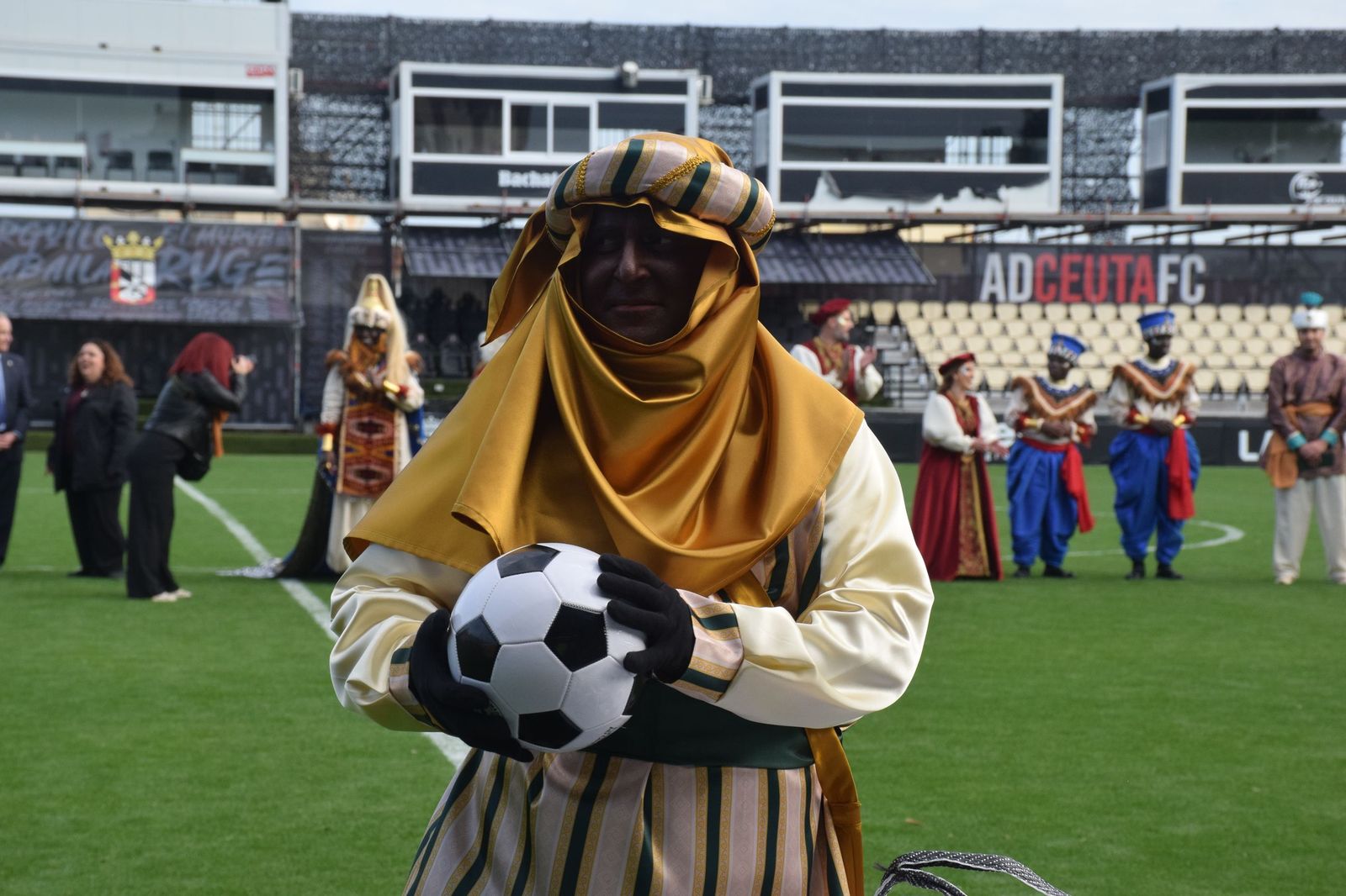 Los Reyes Magos aterrizan en el Alfonso Murube horas antes de la cabalgata