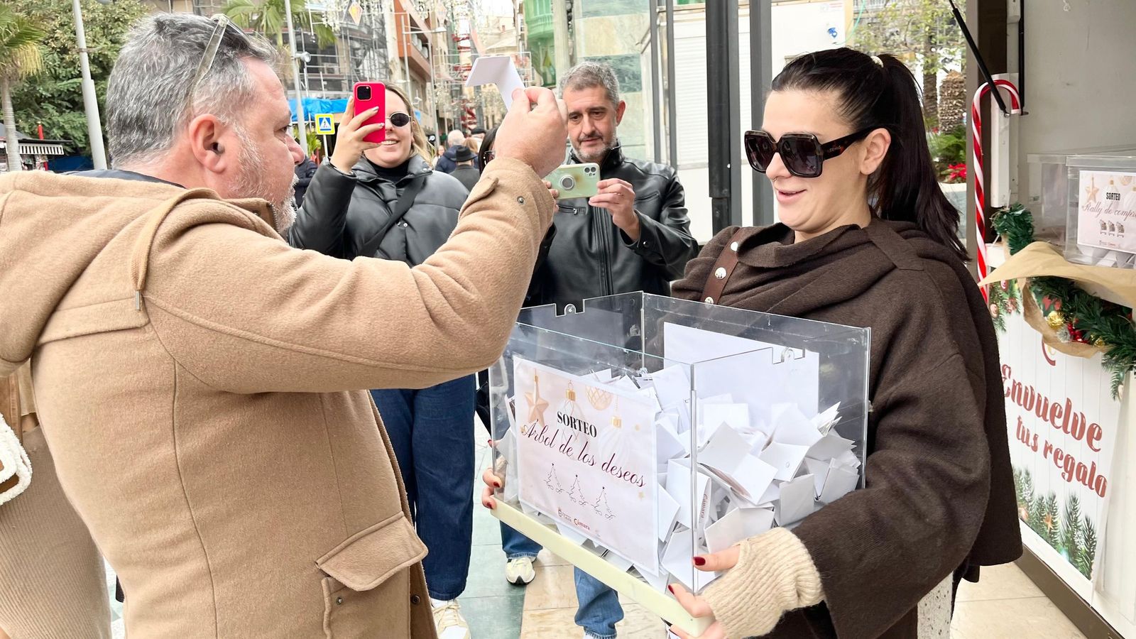Sorteo del primer premio del Árbol de los Deseos de la Cámara de Comercio