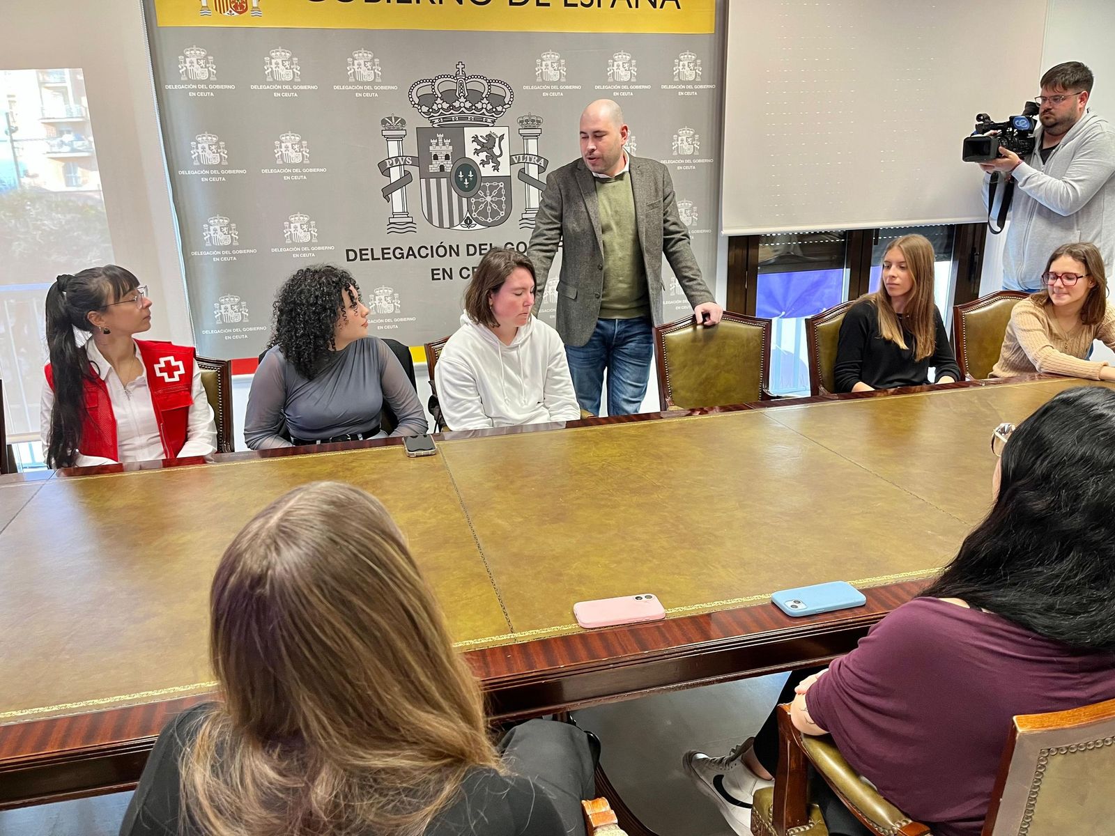 El delegado del Gobierno saluda a las asistentes