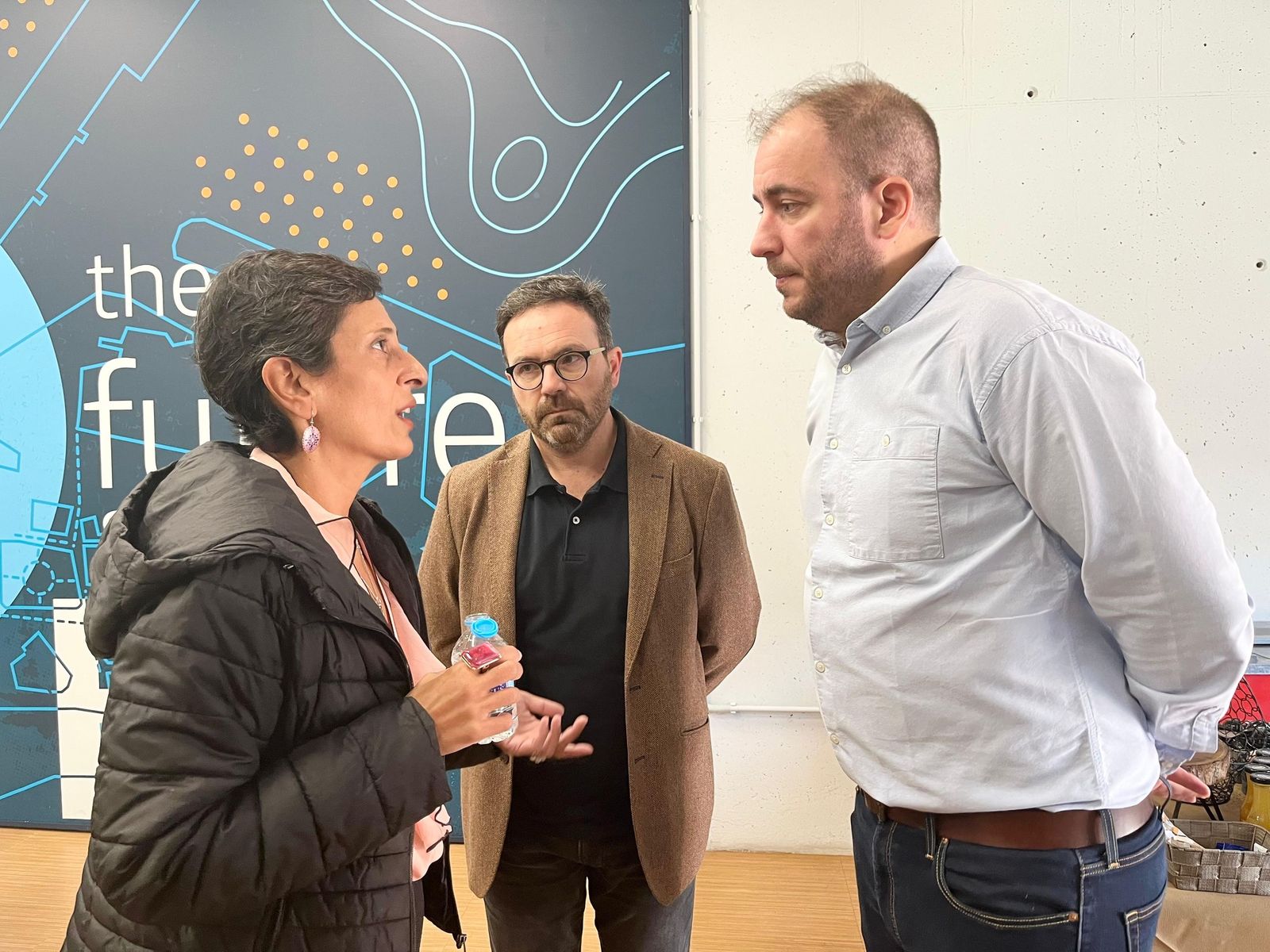 Chandiramani y Touza dialogan antes del inicios de la Jornada Empresarial Ceuta - India, celebrada en las Murallas Reales.