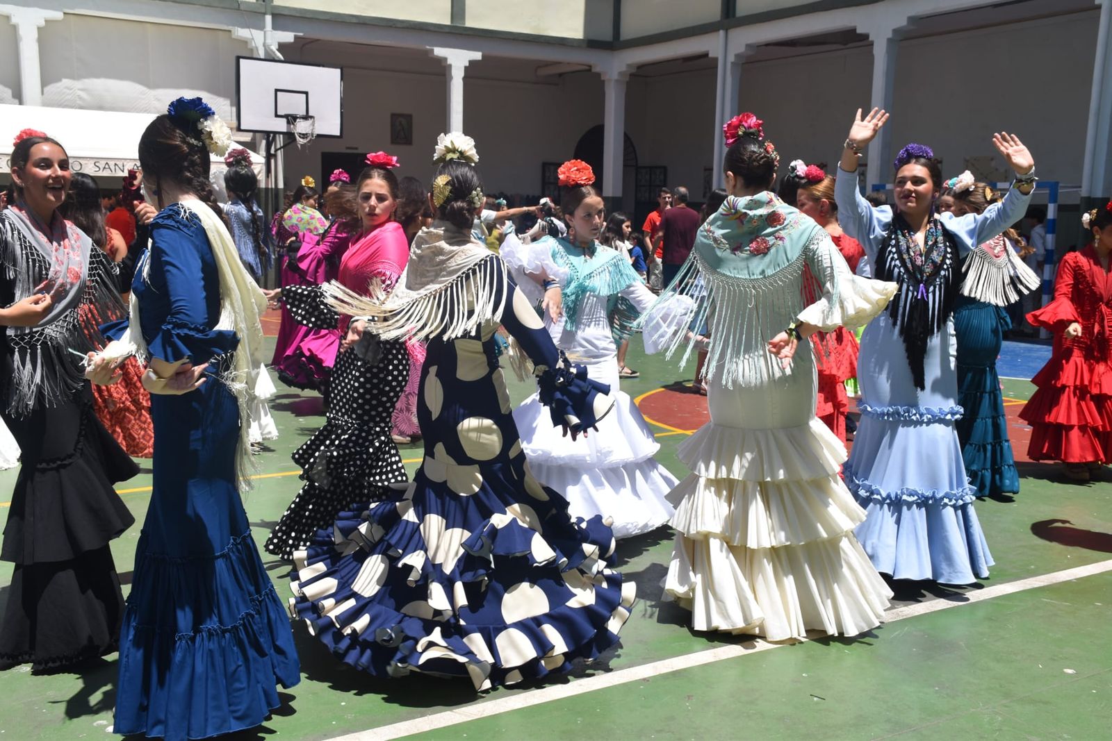 El Colegio de San Agustín disfruta de una feliz jornada solidaria con su Cruz de Mayo