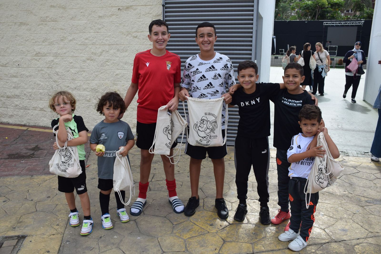 Ceuta celebra un Día de la Mochila multitudinario bajo un ambiente festivo y familiar Ceuta celebra un Día de la Mochila multitudinario bajo un ambiente festivo y familiar