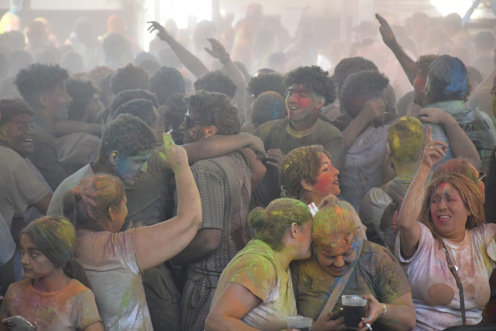 El Holi vuelve a teñir Ceuta de color por la solidaridad y el amor