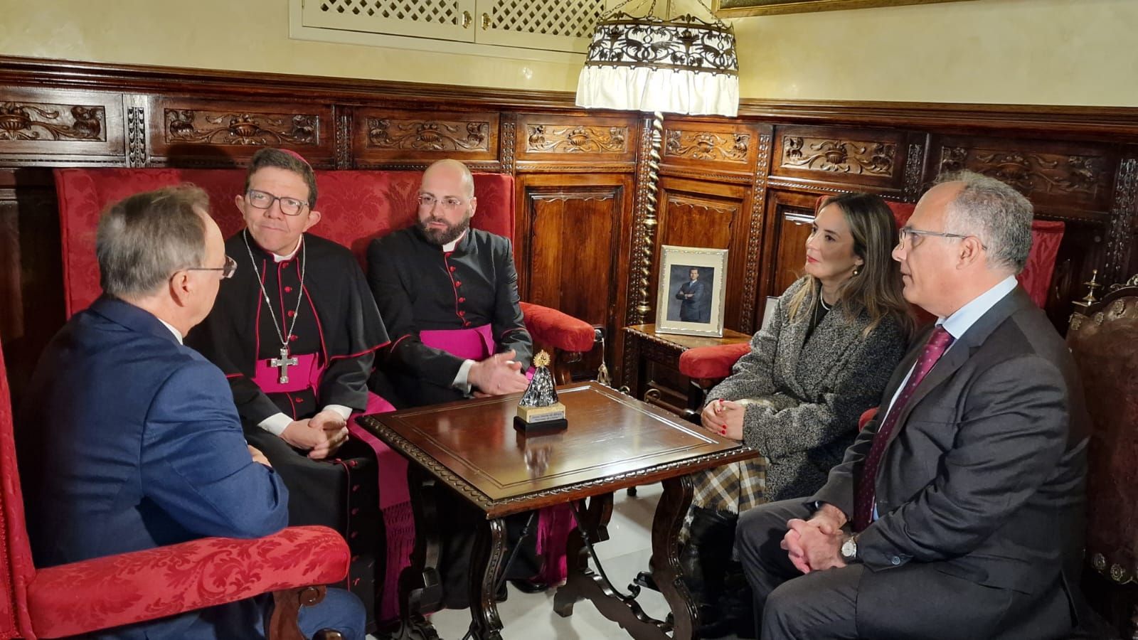 Tras la firma en el Libro de Honor, Vivas y Monseñor mantuvieron una reunión en la Alcaldía Noble