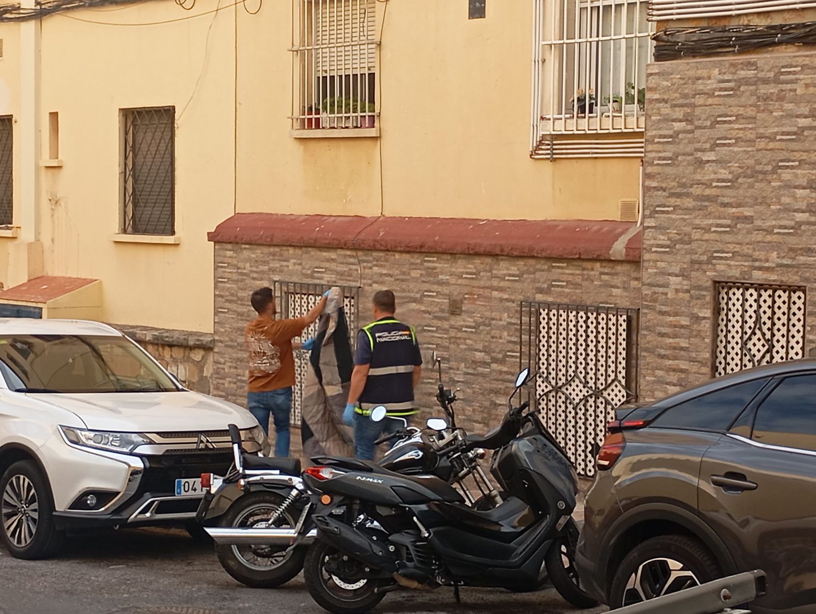 La Policía Nacional investiga en el lugar donde durante la madrugada de este lunes fallecía un bebé de tan solo 9 días