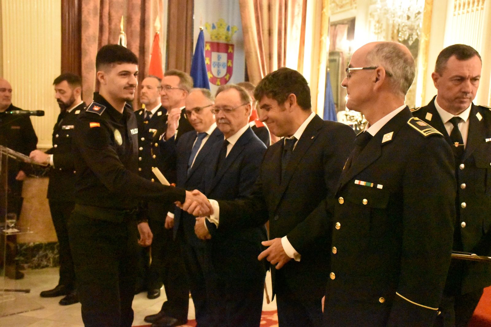 La toma de posesión de los 15 nuevos policías locales, en imágenes