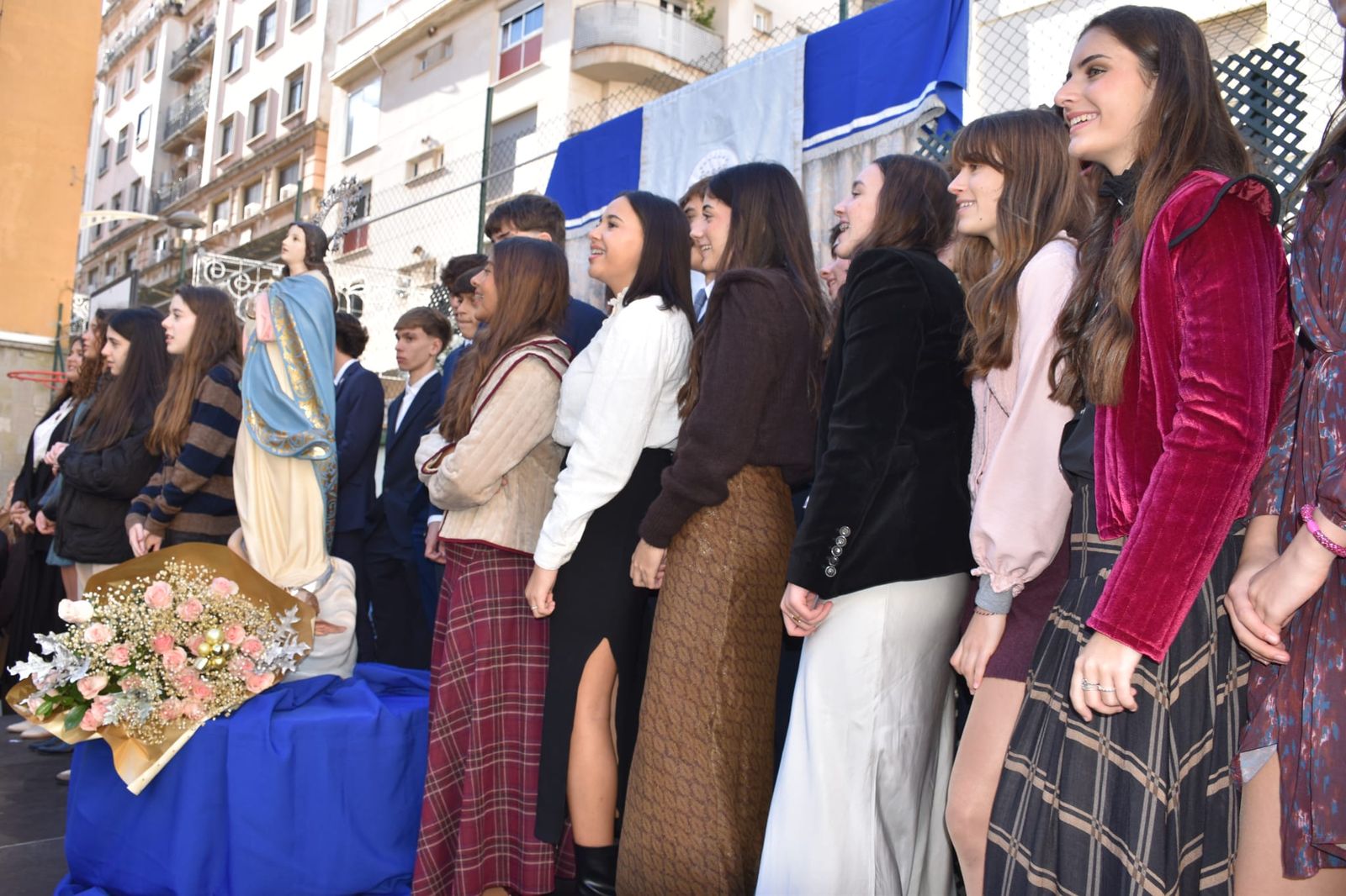 El Colegio La Inmaculada celebra su tradicional ofrenda floral a su virgen
