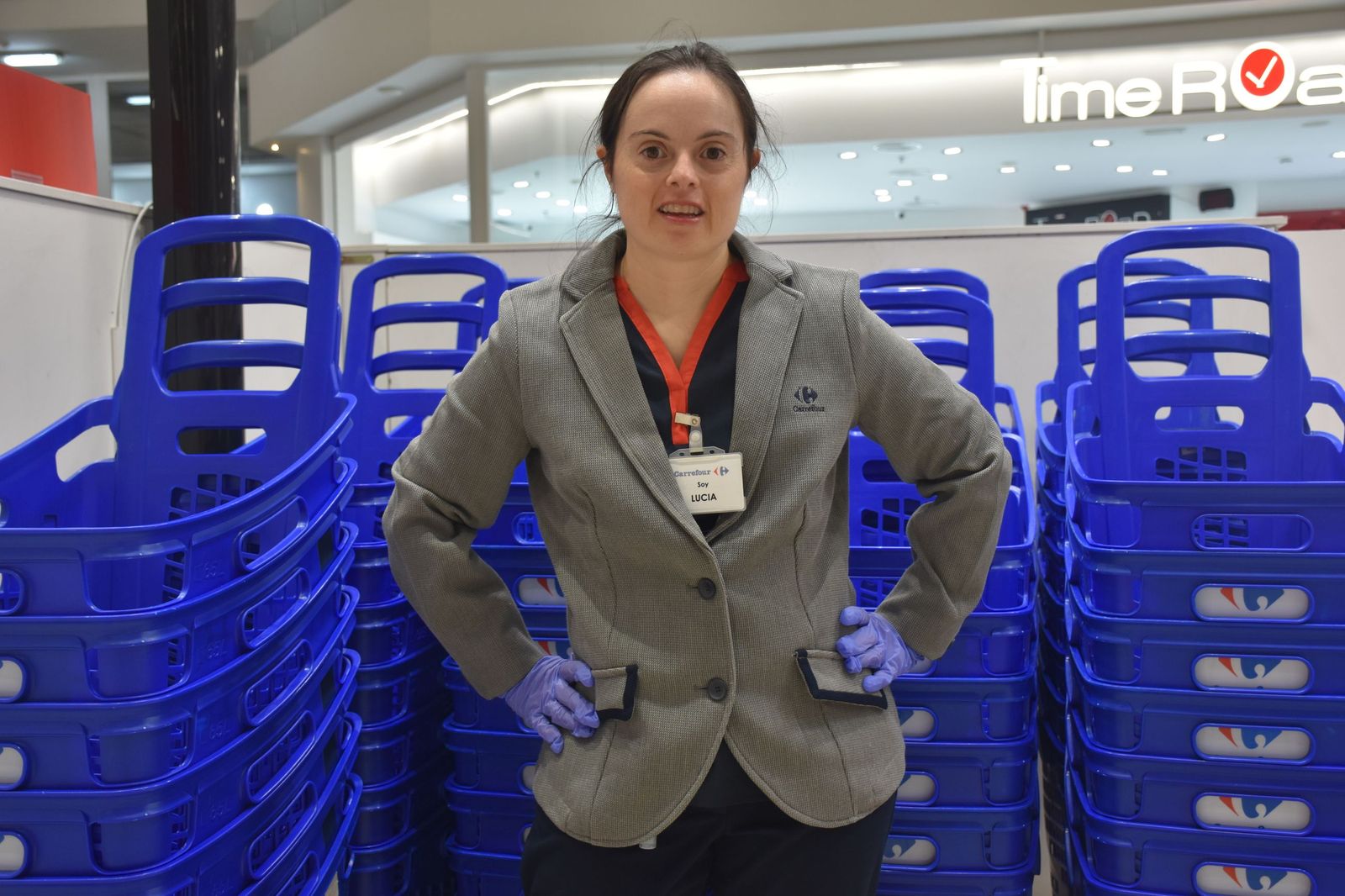 Lucía Gutiérrez posa en la zona de carros de Carrefour, donde trabaja desde 2021