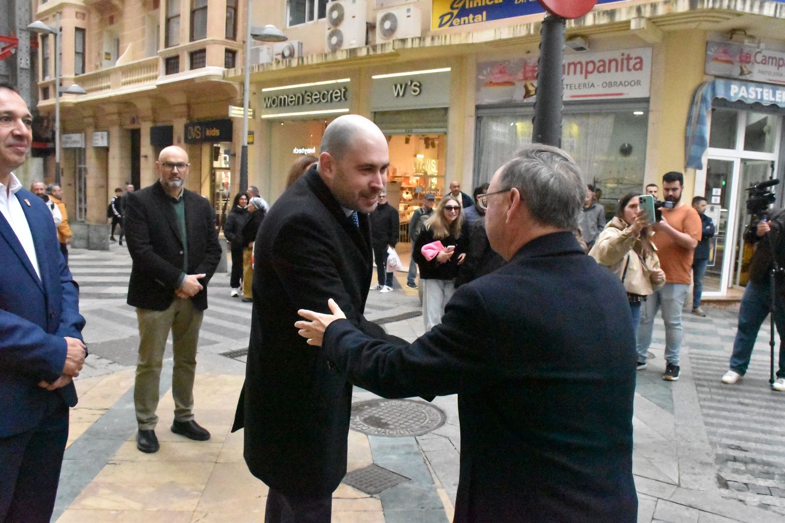 La AD Ceuta inaugura su nueva tienda con la presencia de Vivas y Luhay