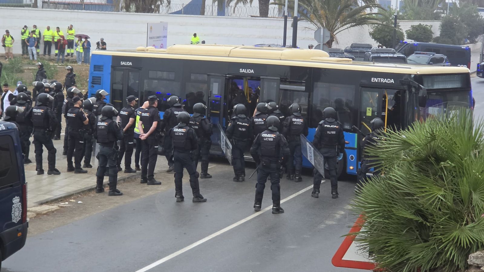 La Policía Nacional controla el dispositivo para llevar a los inmigrantes del Trampolín en autobuses al CATE o a la frontera